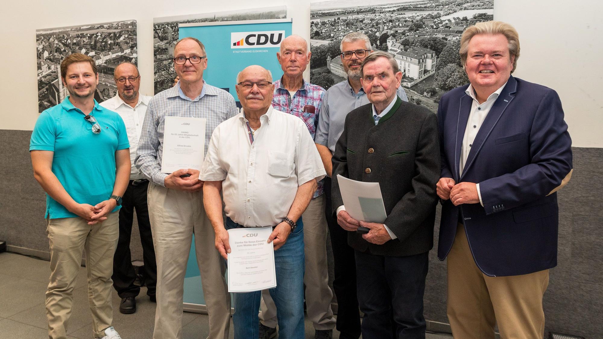 Das Bild zeigt einige geehrte CDU-Mitglieder.