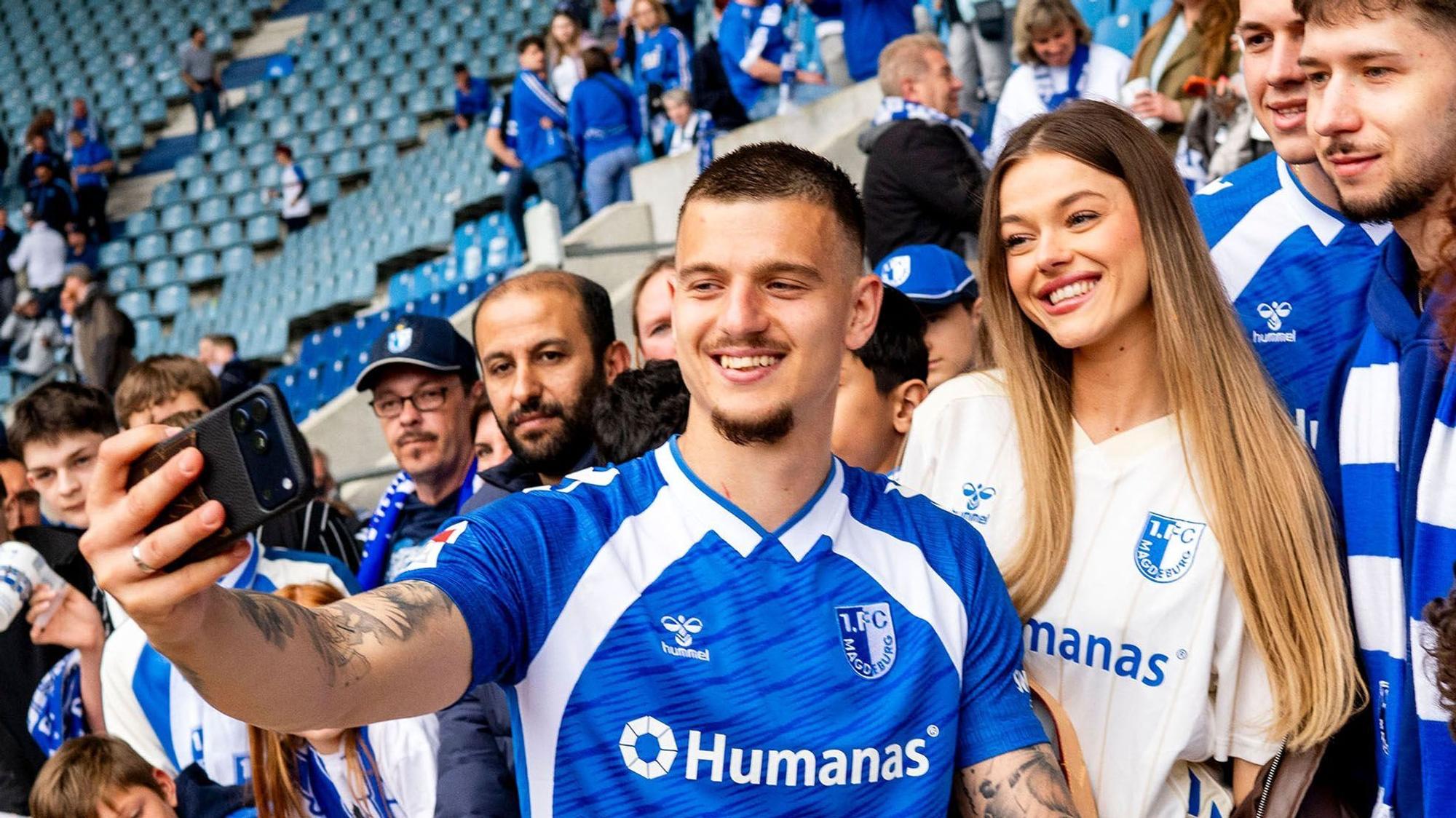 Stürmer Mateusz Zukowski bei einem Selfie mit den Fans.