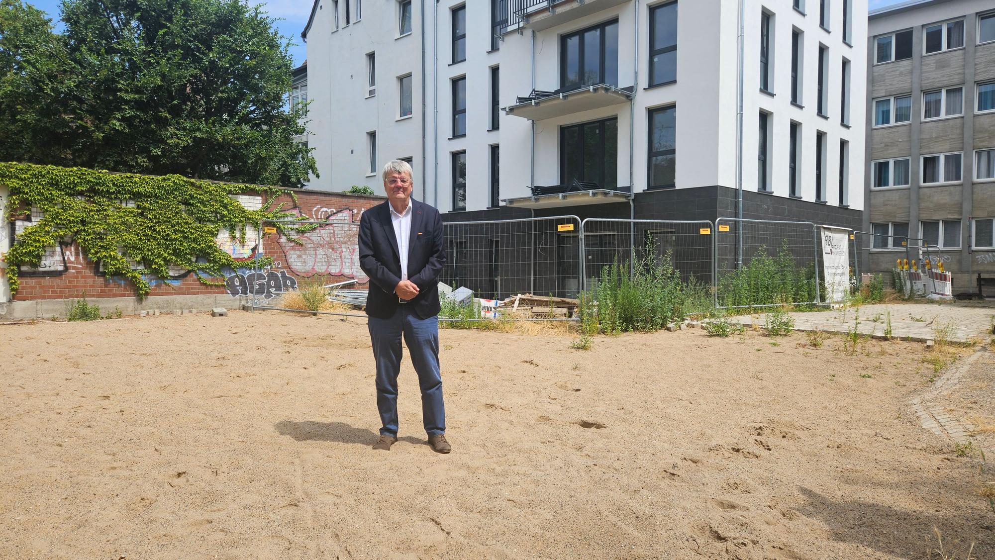 Ratsherr Reinhard Houben ist empört über die Zustände auf dem Spielplatz.
