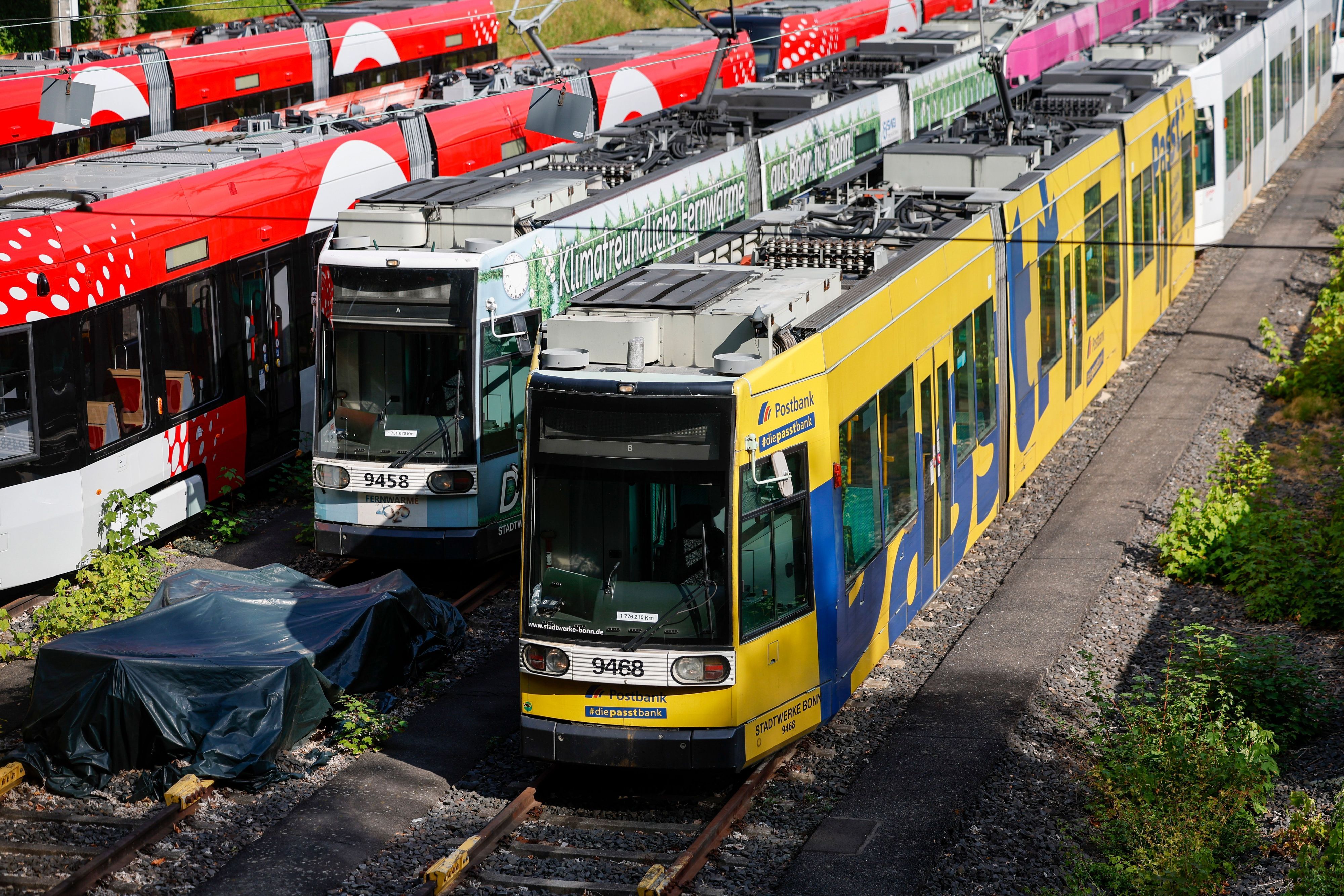 Stadtbahnen der SWB (Stadtwerke Bonn) stehen in einem Depot. Über Nacht ist in der Bundesstadt und im Rhein-Sieg-Kreis ein Großteil der Stadtbahnen aus dem Verkehr gezogen worden.