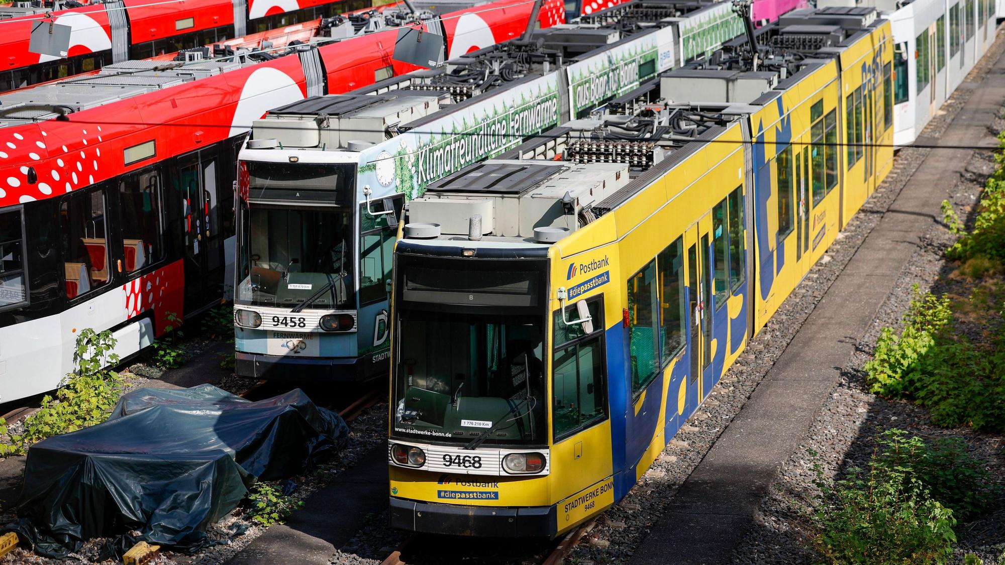 Stadtbahnen der SWB (Stadtwerke Bonn) stehen in einem Depot. Über Nacht ist in der Bundesstadt und im Rhein-Sieg-Kreis ein Großteil der Stadtbahnen aus dem Verkehr gezogen worden.