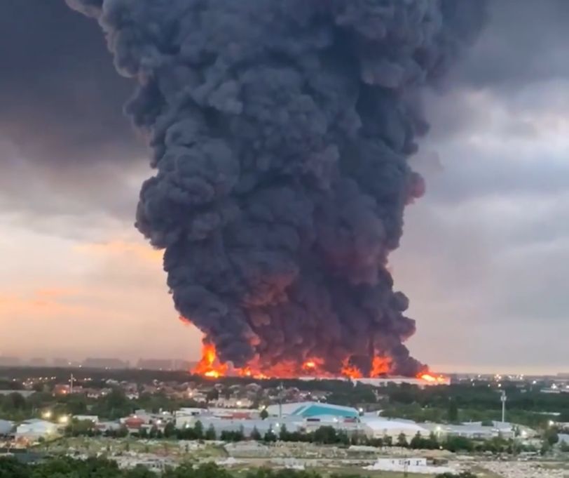 Ein Screenshot aus einem vom ukrainischen Präsidenten Wolodymyr Seleskyj veröffentlichten Video soll einen Großbrand in Russland zeigen.