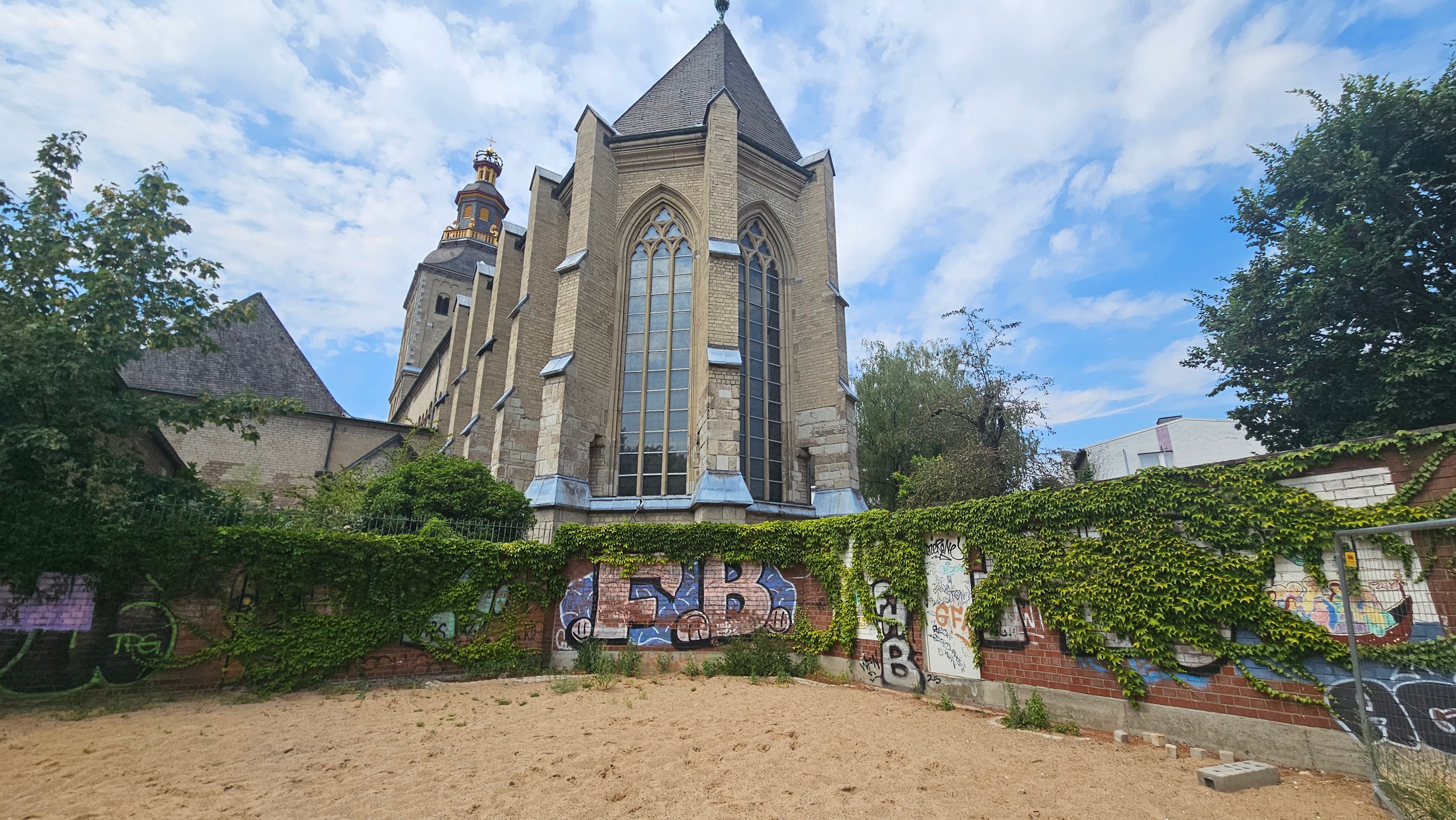 Grafitti auf dem Spielplatz im Schatten von St. Ursula