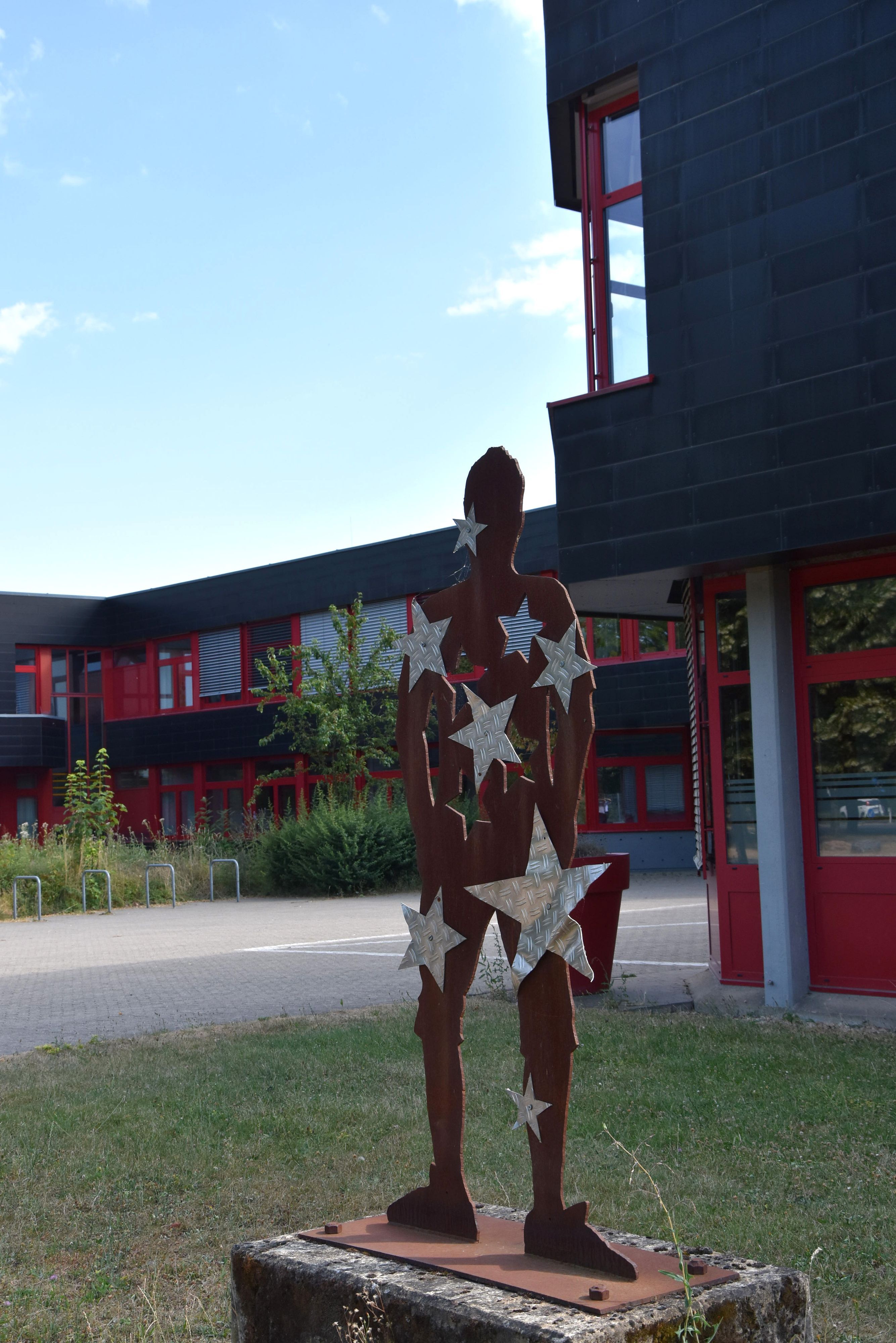 Das Bild zeigt eine Figur mit silbernen Sternen.