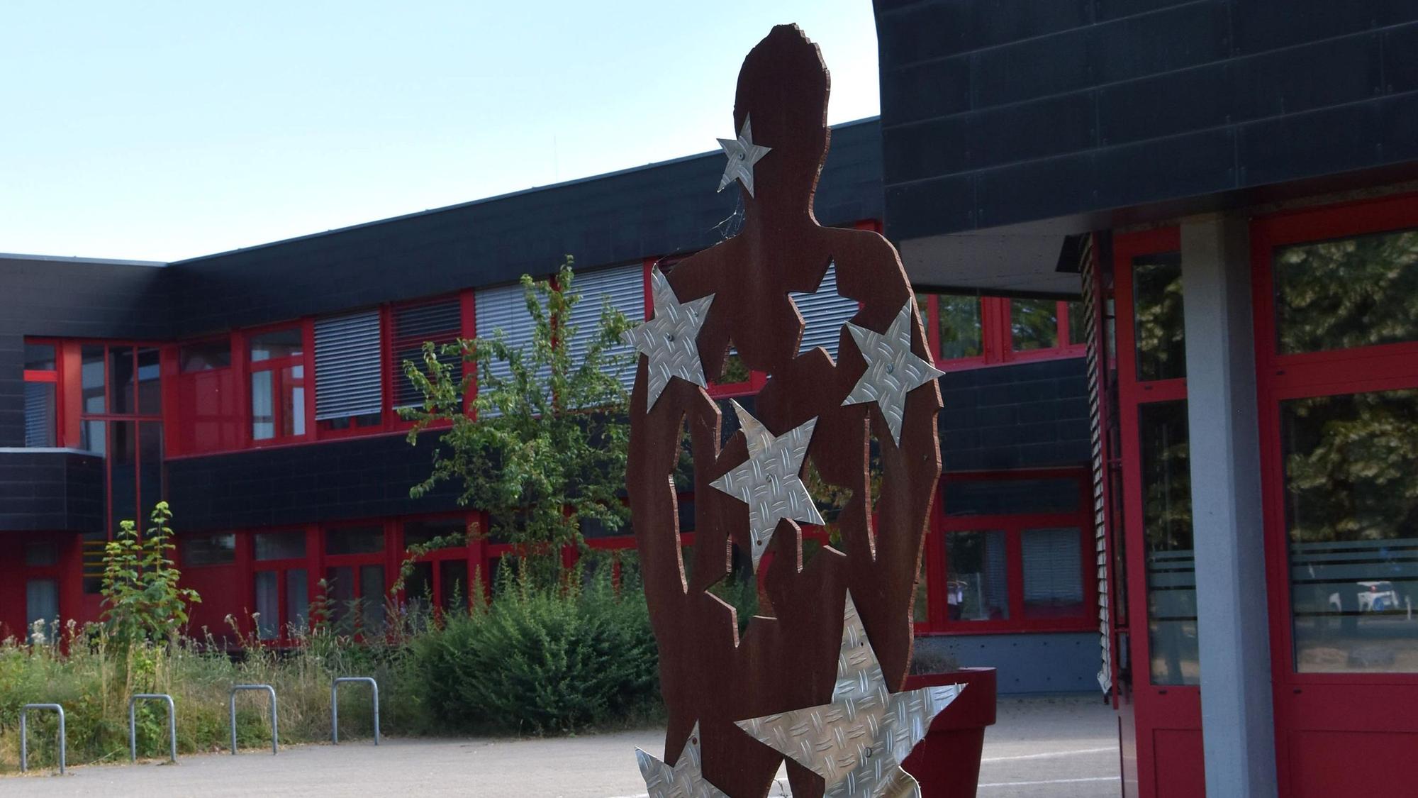 Das Bild zeigt eine Figur mit silbernen Sternen.