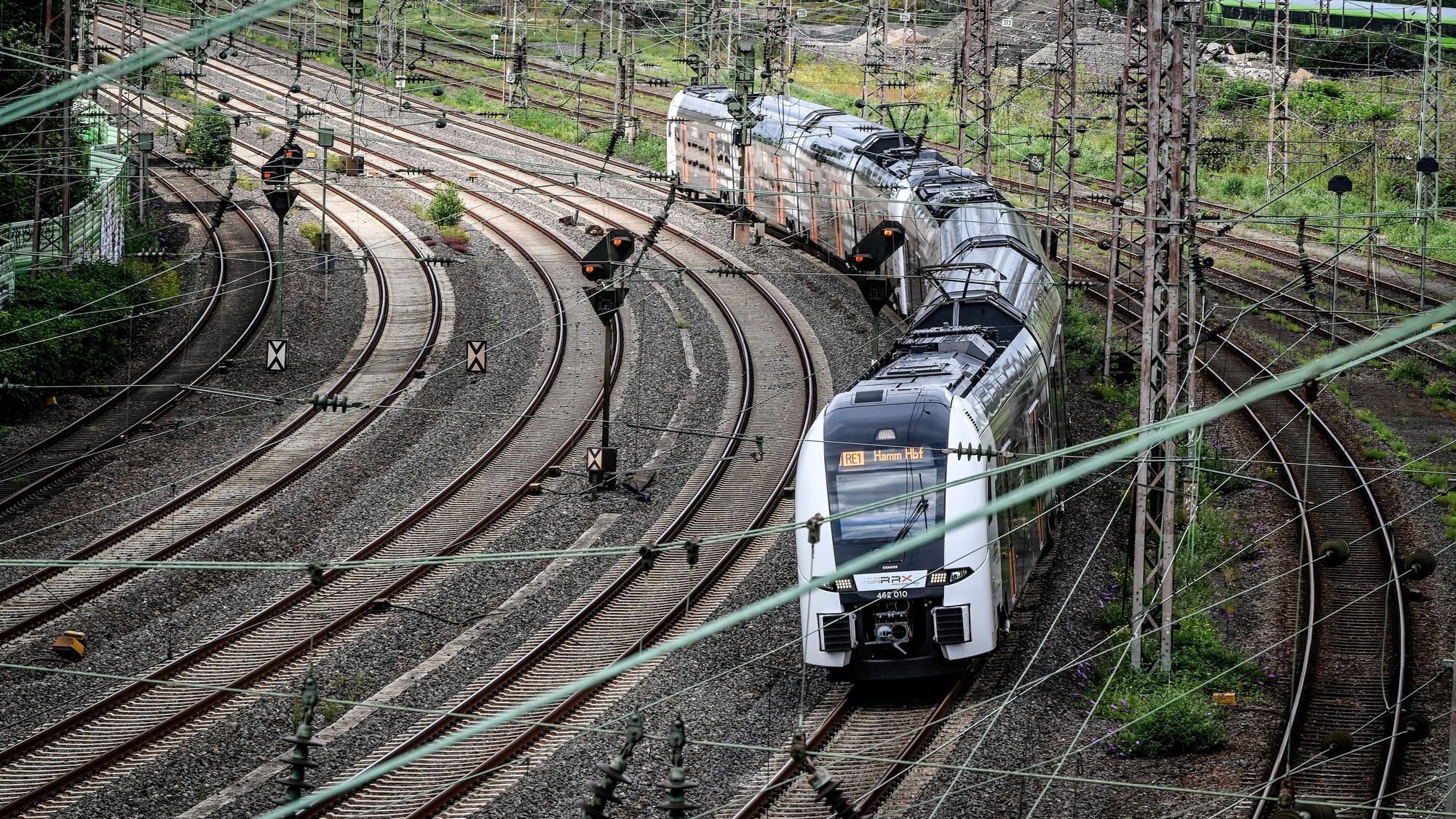 Eine Bahn der RE1 auf der Strecke Köln–Aachen (Archiv).