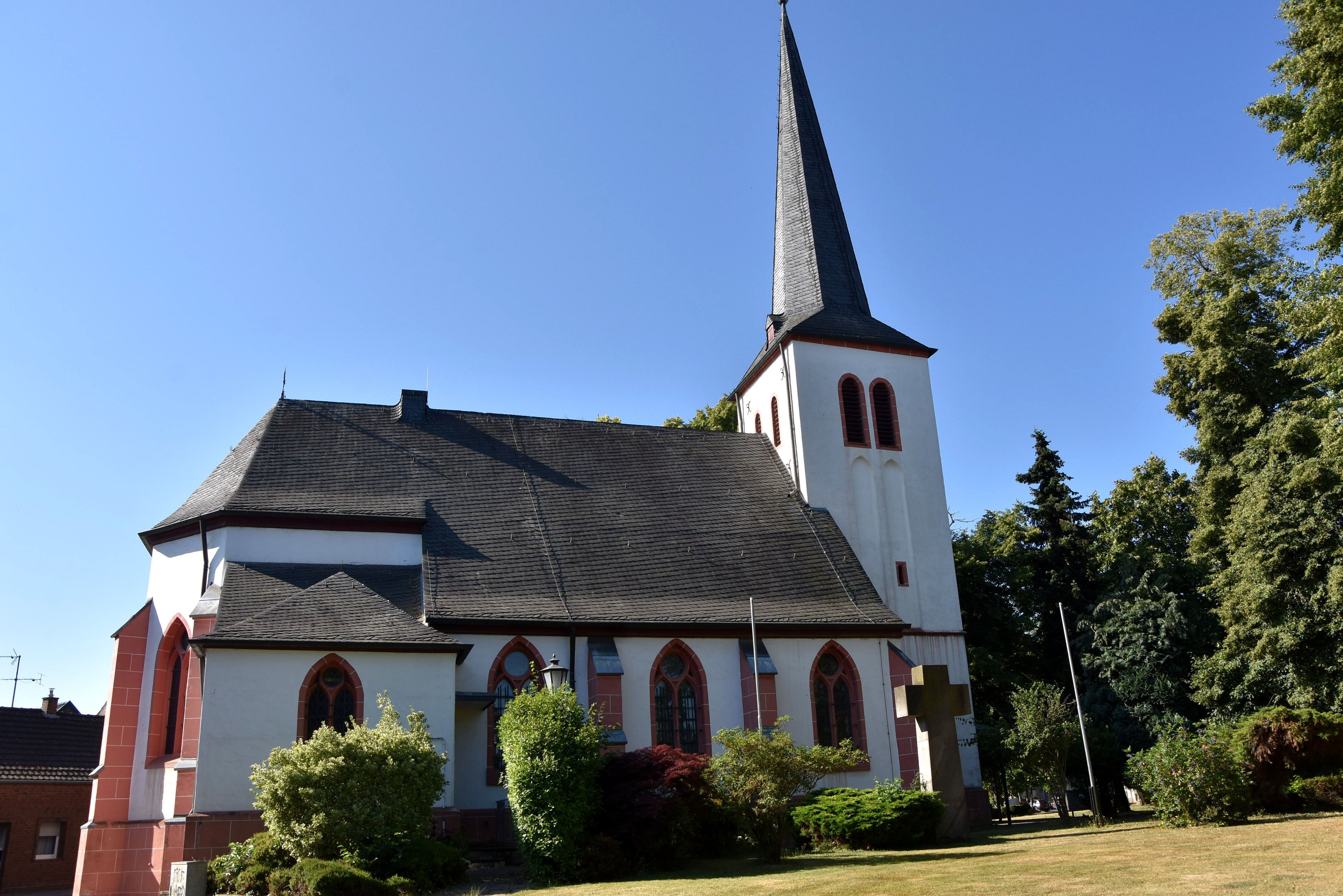 Das Bild zeigt eine Kirche im Grünen.
