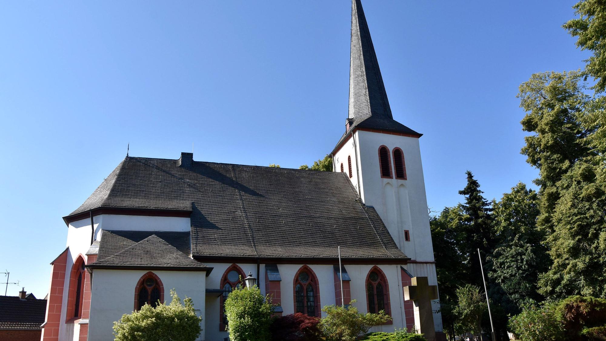 Das Bild zeigt eine Kirche im Grünen.