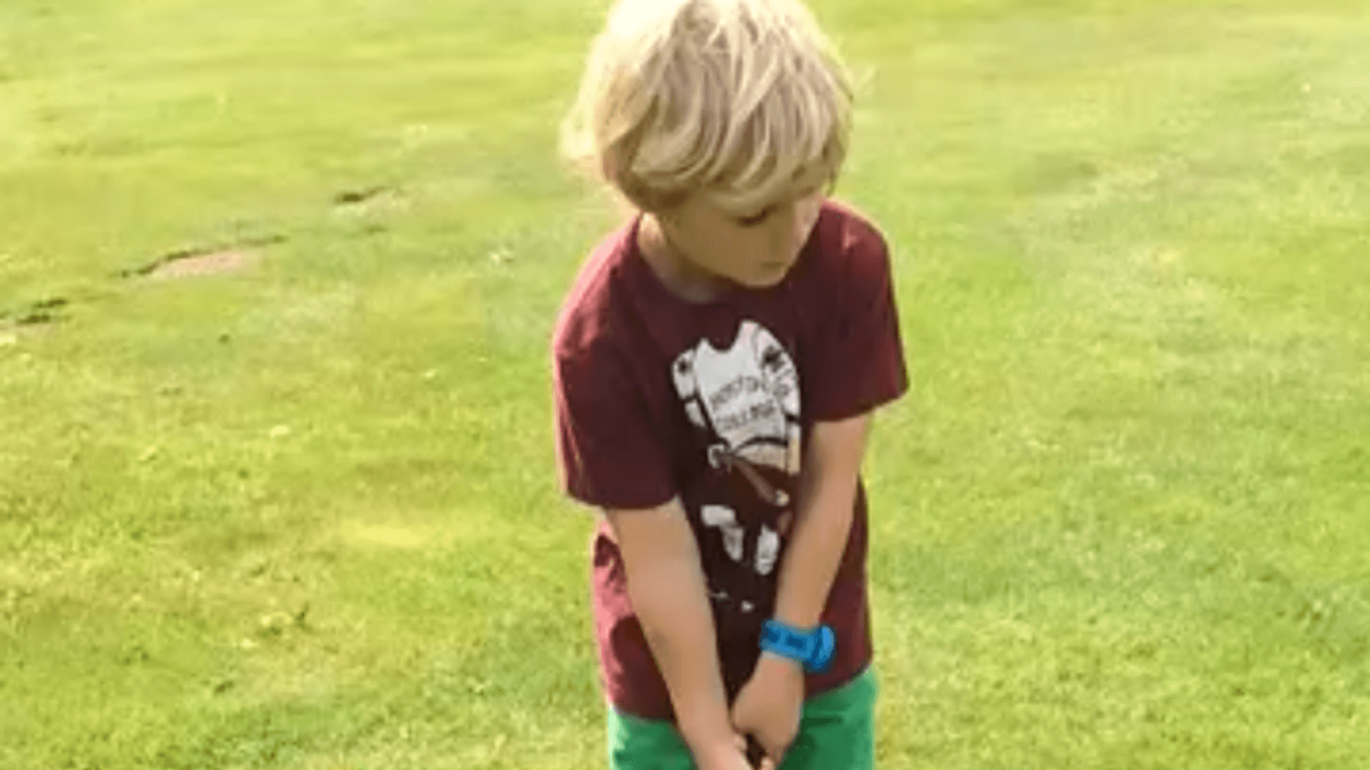 Der kleine Junge beim Abschlag.