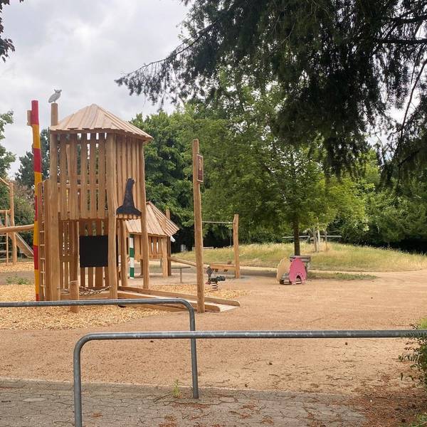 Zu sehen ist ein Spielplatz.