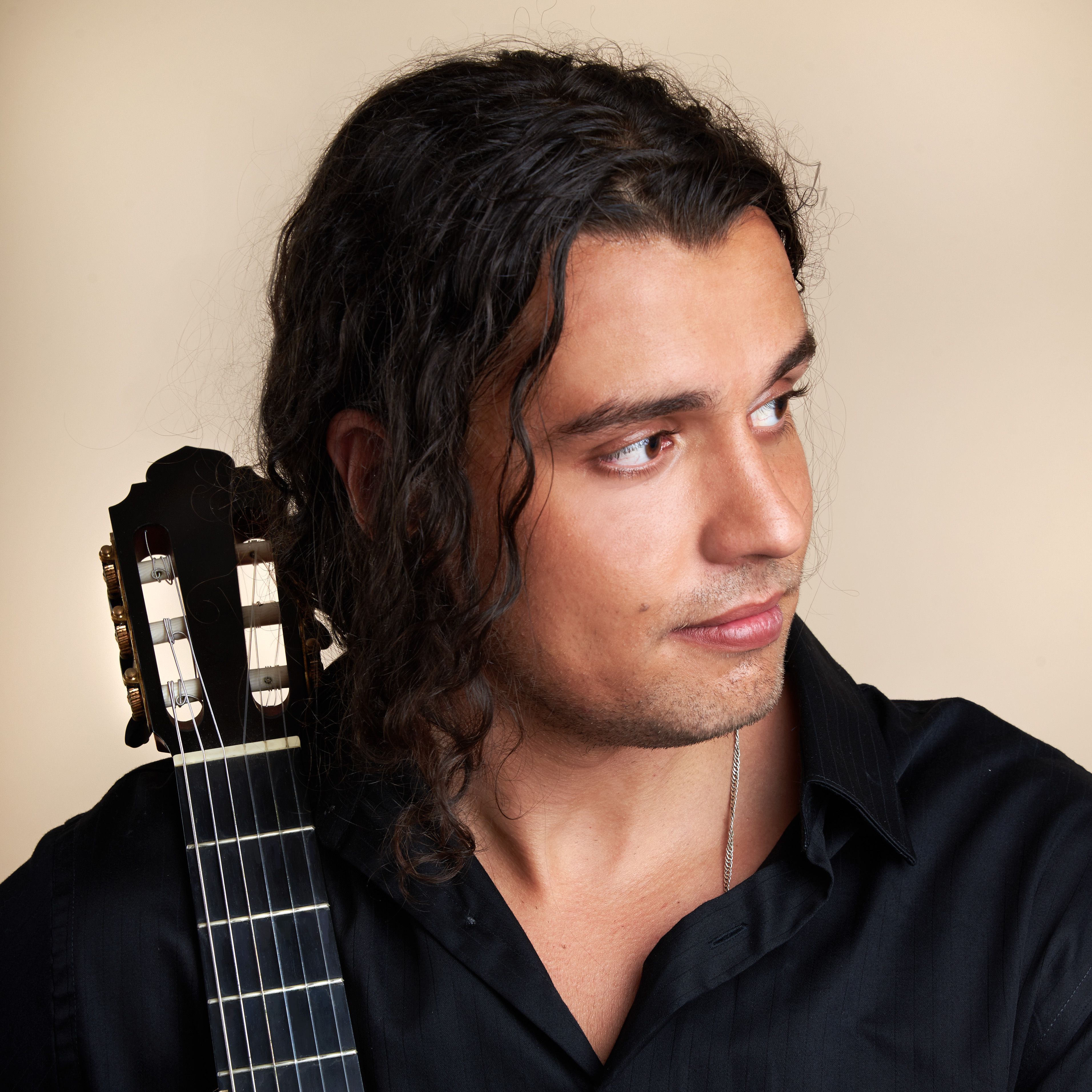 Das Foto zeigt ein Portrait des klassischen Gitarristen David Dyakov.