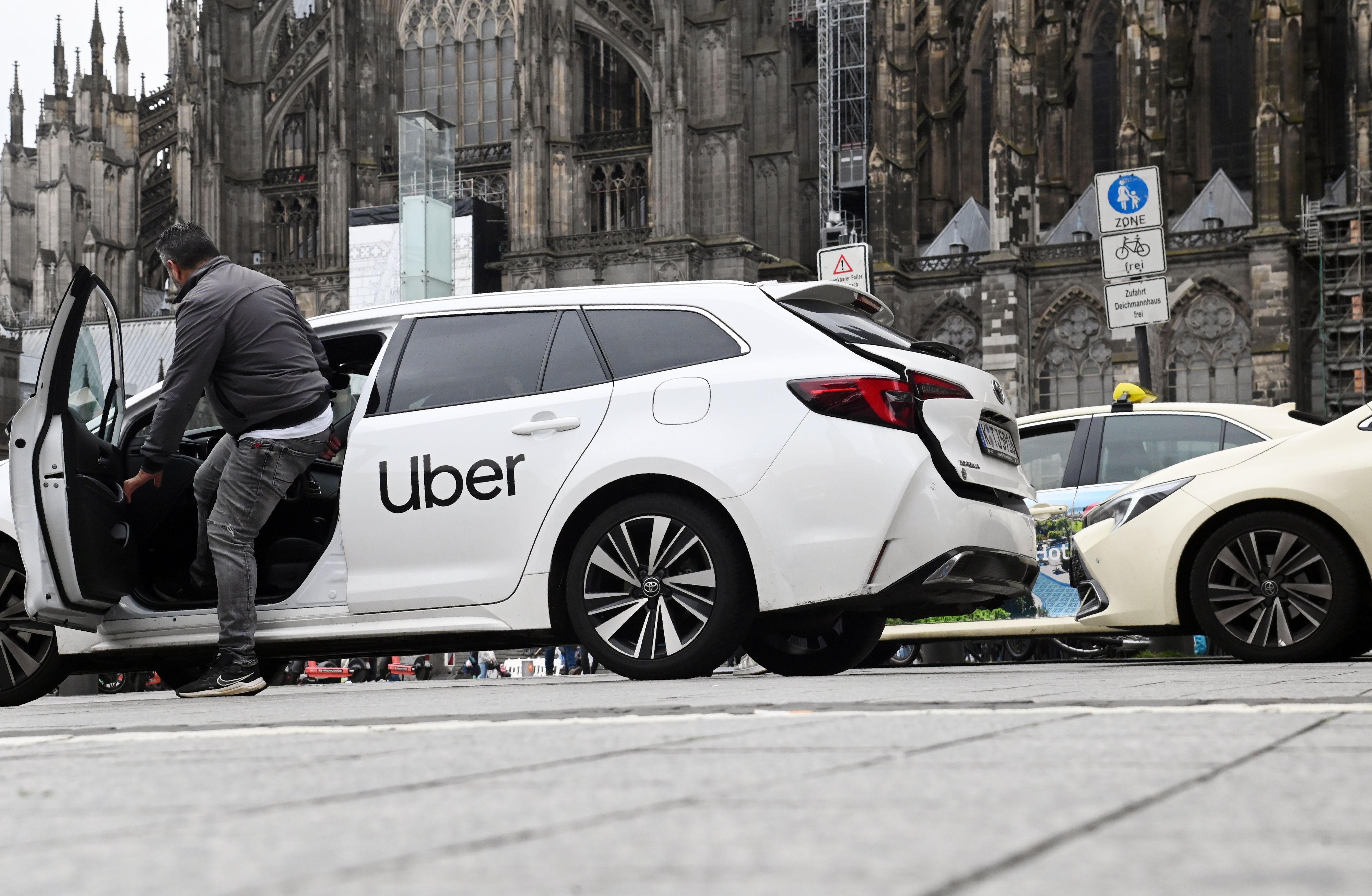 Ein Uber-Fahrzeug am Taxistand vor dem Hauptbahnhof und Dom.