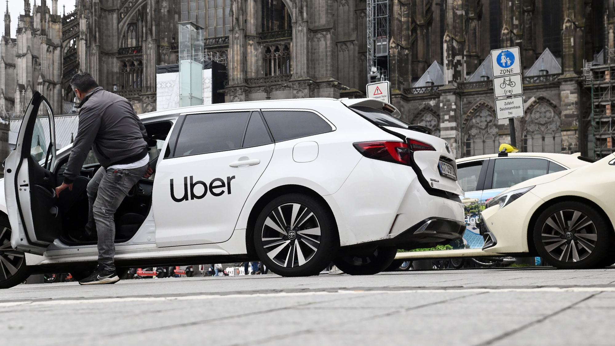 Ein Uber-Fahrzeug am Taxistand vor dem Hauptbahnhof und Dom.