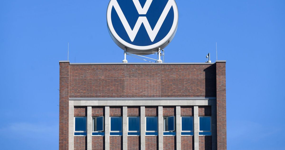 Audi and Porsche falter: VW profit plunges by a third - | Revenue forecast ...