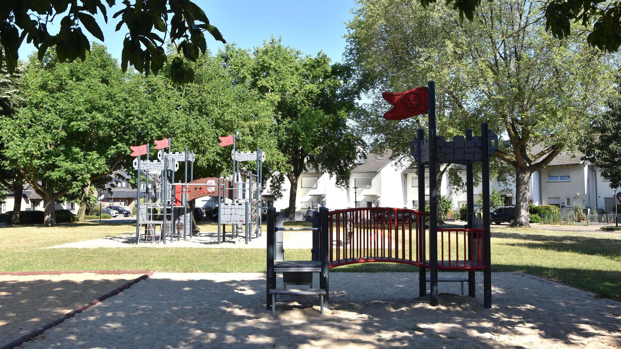 Das Bild zeigt einen Ritterburg-Spielplatz.