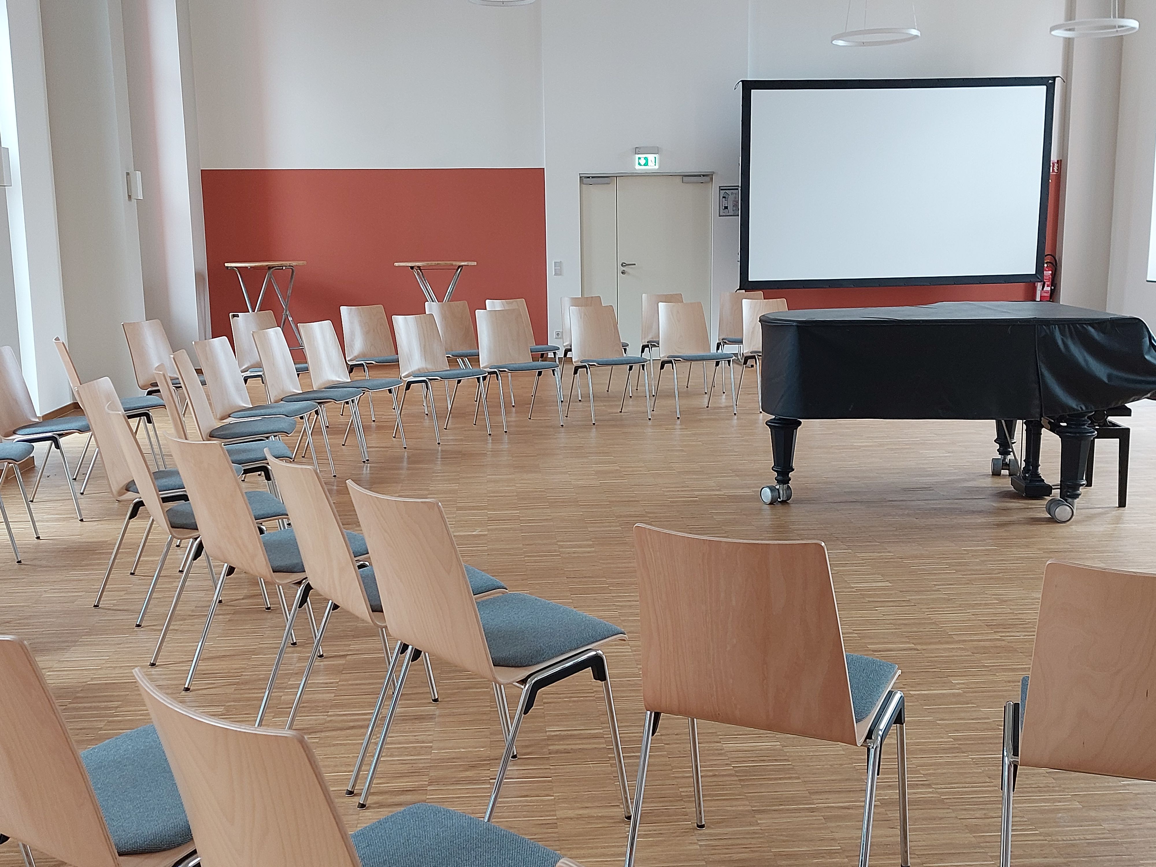 Stadtteilzentrum Troisdorf-Mitte, Antje Gensichen, großer Saal mit Flügel unter anderem für Chorproben, das Herz des Zentrums ist die Teeküche mit Kicker und gemütlichen Tischen