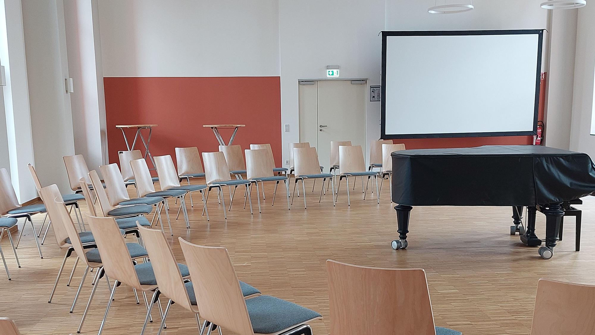 Stadtteilzentrum Troisdorf-Mitte, Antje Gensichen, großer Saal mit Flügel unter anderem für Chorproben, das Herz des Zentrums ist die Teeküche mit Kicker und gemütlichen Tischen
