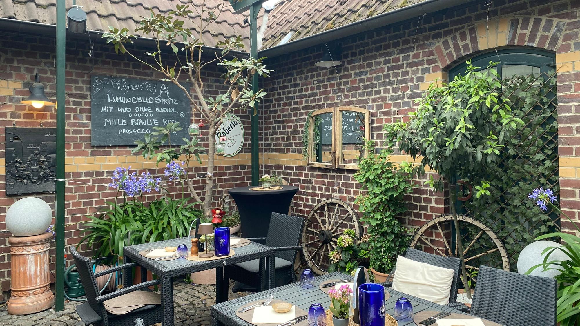 Zwischen historischen Backsteinmauern genießen Gäste im Innenhof des Ristorante Remise italienische Spezialitäten in besonderem Ambiente.