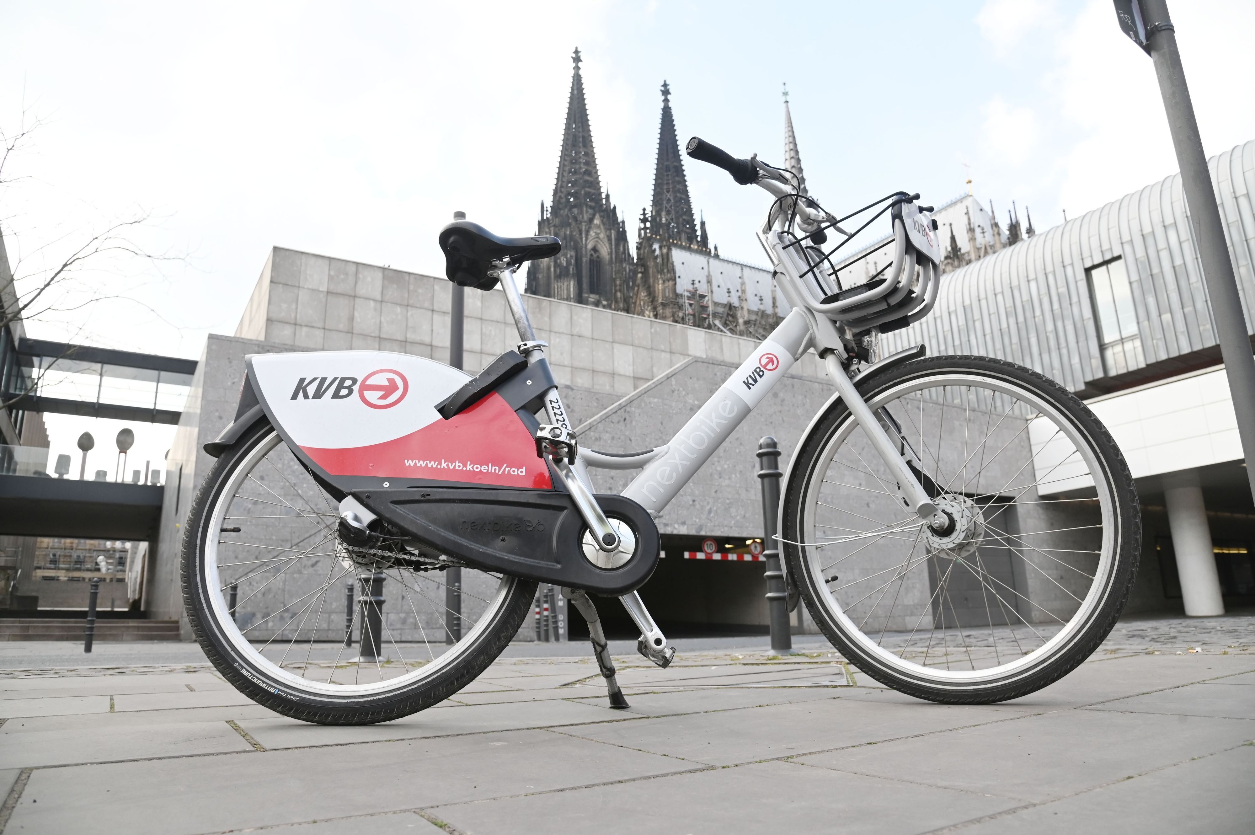 30.03.2022 Köln.
KVB Leihräder werden beschädigt.
Es wird versucht die Schlösser mit Steinen zu knacken.