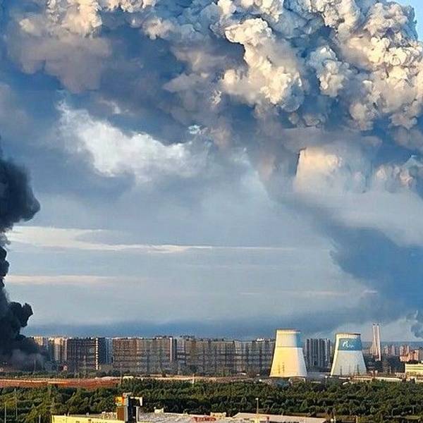 Ein Screenshot aus einem Video soll Rauchensäulen nahe St. Petersburg zeigen. Die Ukraine hat dort erneut ein Wildberries-Lagerhaus angegriffen.