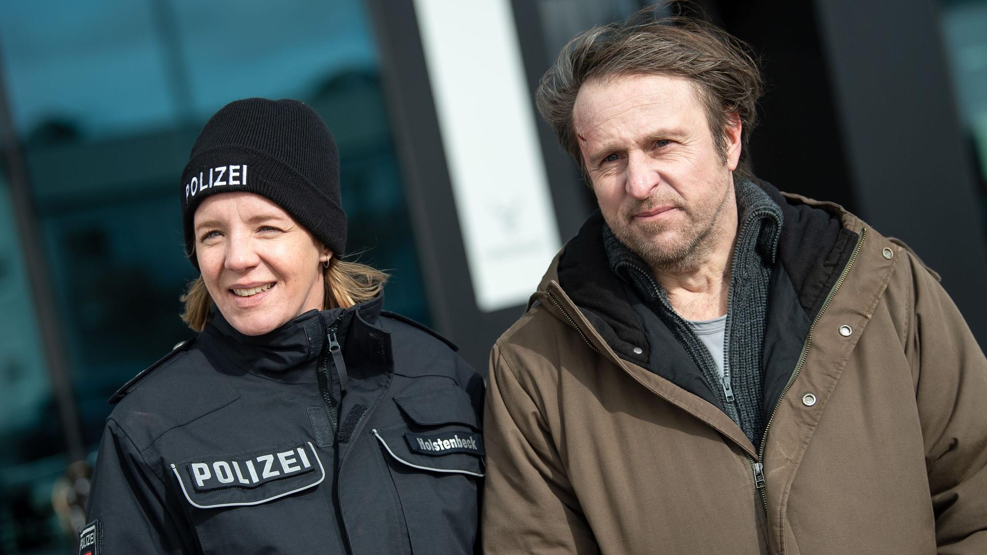 Die Schauspieler Katrin Wichmann und Bjarne Mädel stehen am Set des NDR Fernsehfilms „Sörensen hat Angst“.