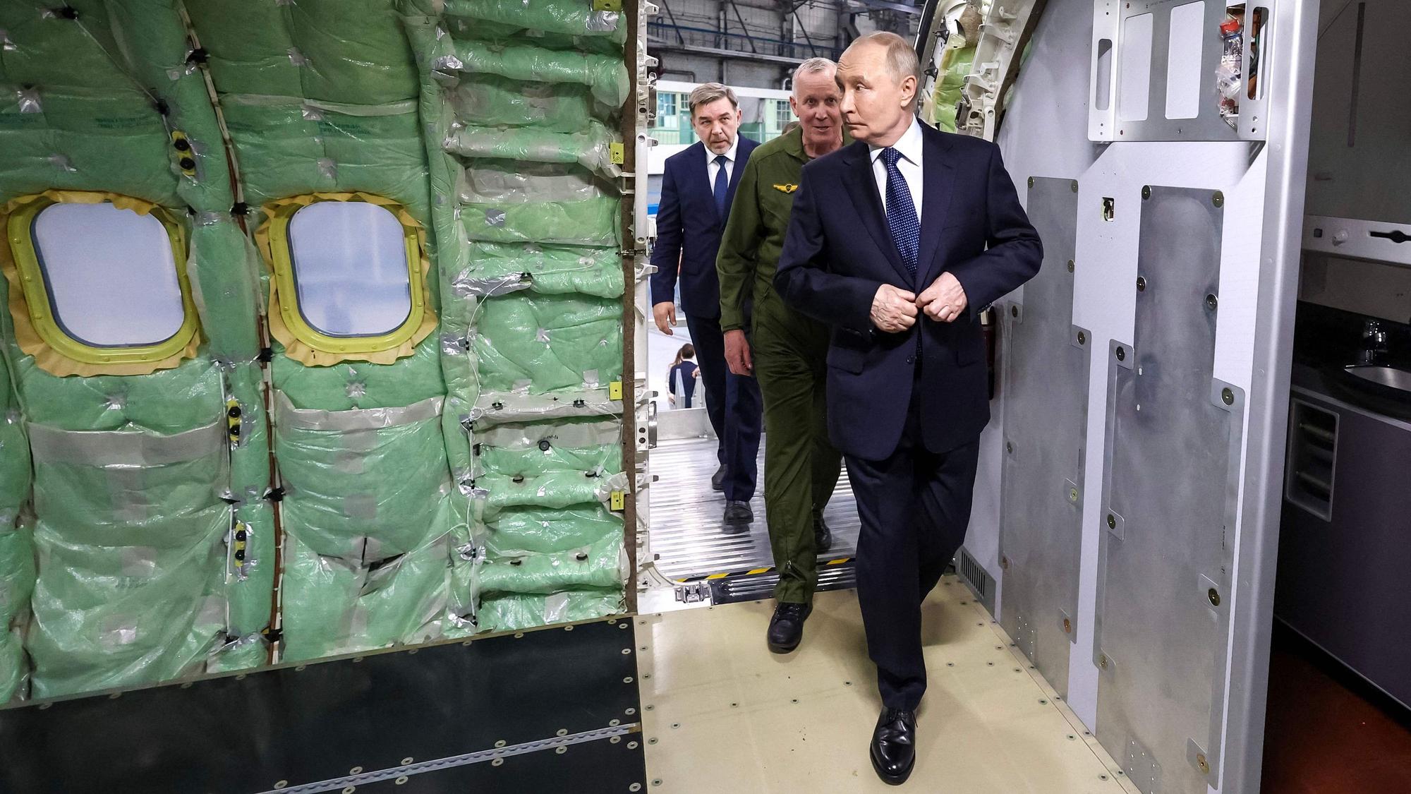 Kremlchef Putin bei einem Besuch eines Flugzeugwerks in Irkutsk am Freitag.