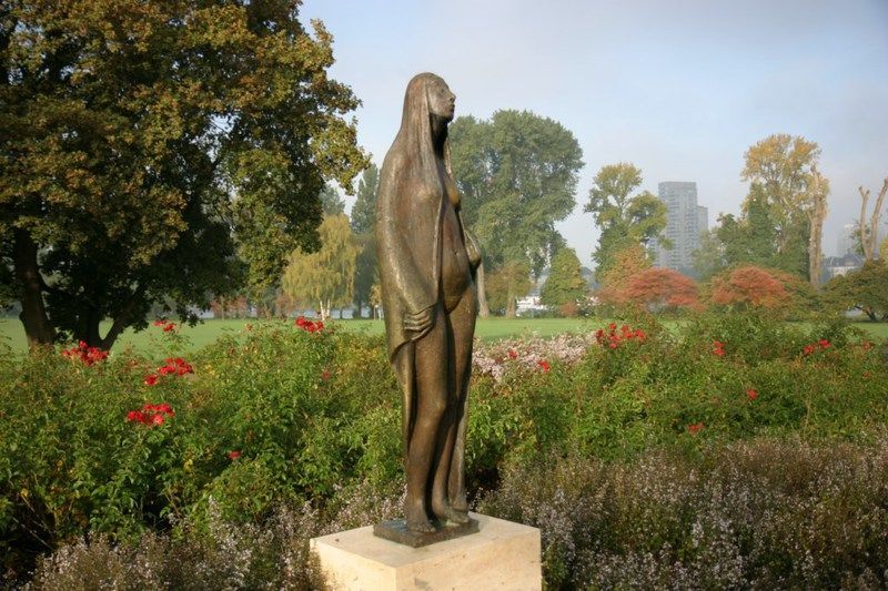 Die Bronzeplastik „Gaea“ von Gerhard Marcks.