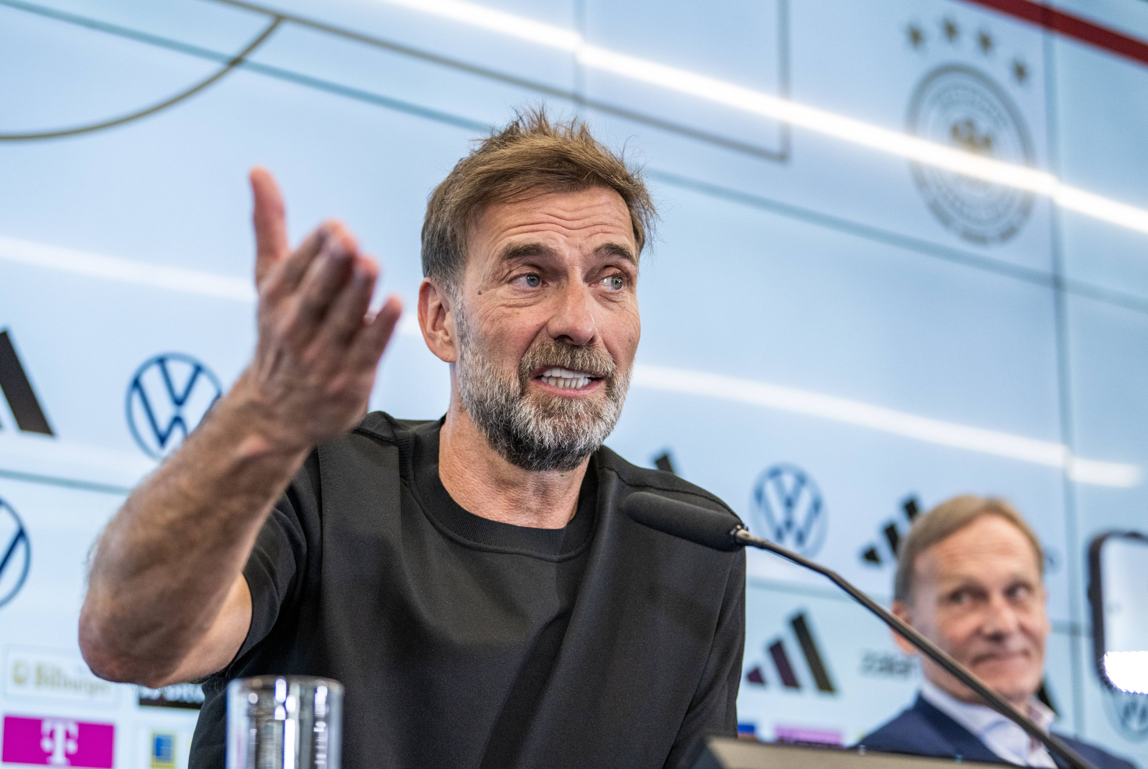 Jürgen Klopp gestikuliert bei einer Pressekonferenz.
