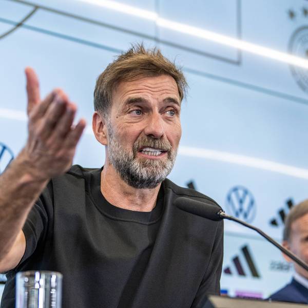 Jürgen Klopp gestikuliert bei einer Pressekonferenz.