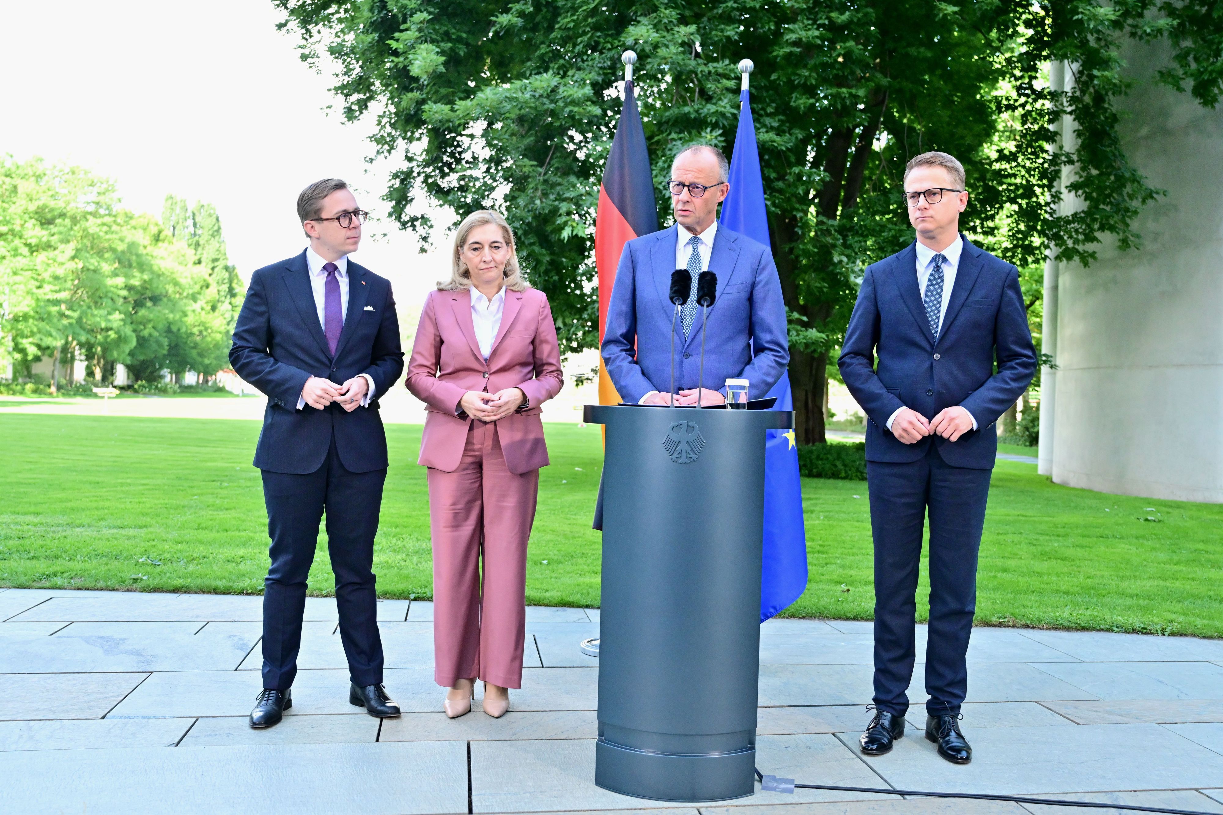 Bundeskanzler Friedrich Merz (2.v.r, CDU), die bisherige Gesundheitsministerin Nina Warken (CDU), der bisherige CDU-Generalsekretär Carsten Linnemann (r), und der bisherige Parlamentarische Staatssekretär im Digitalministerium, Philipp Amthor (l, CDU) geben eine Pressekonferenz im Kanzleramt in Berlin zu personellen Veränderungen in Regierung und CDU.