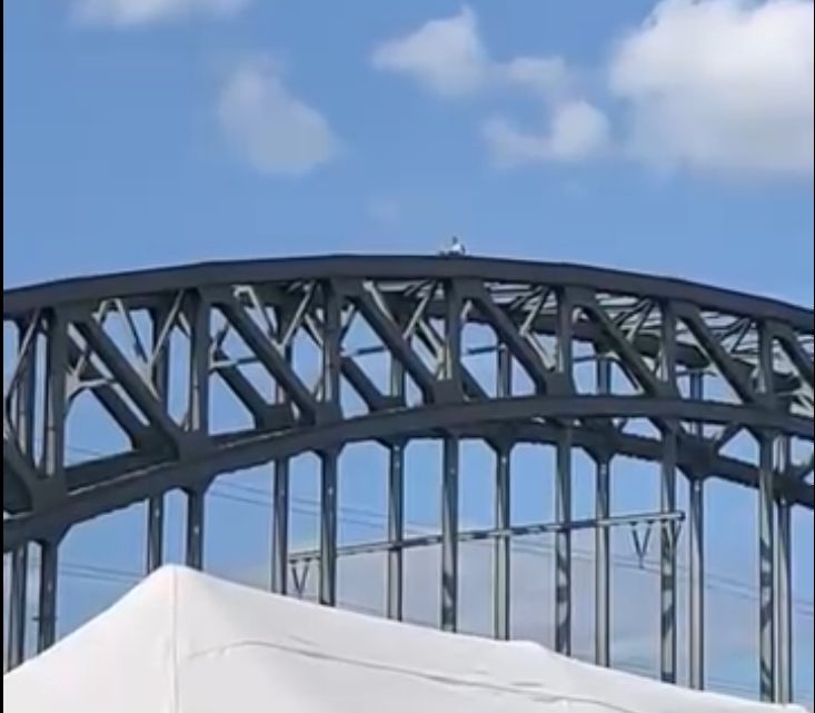 Eine Frau sitzt auf der Südbrücke. Der Bahnverkehr wurde zeitweise gestoppt.