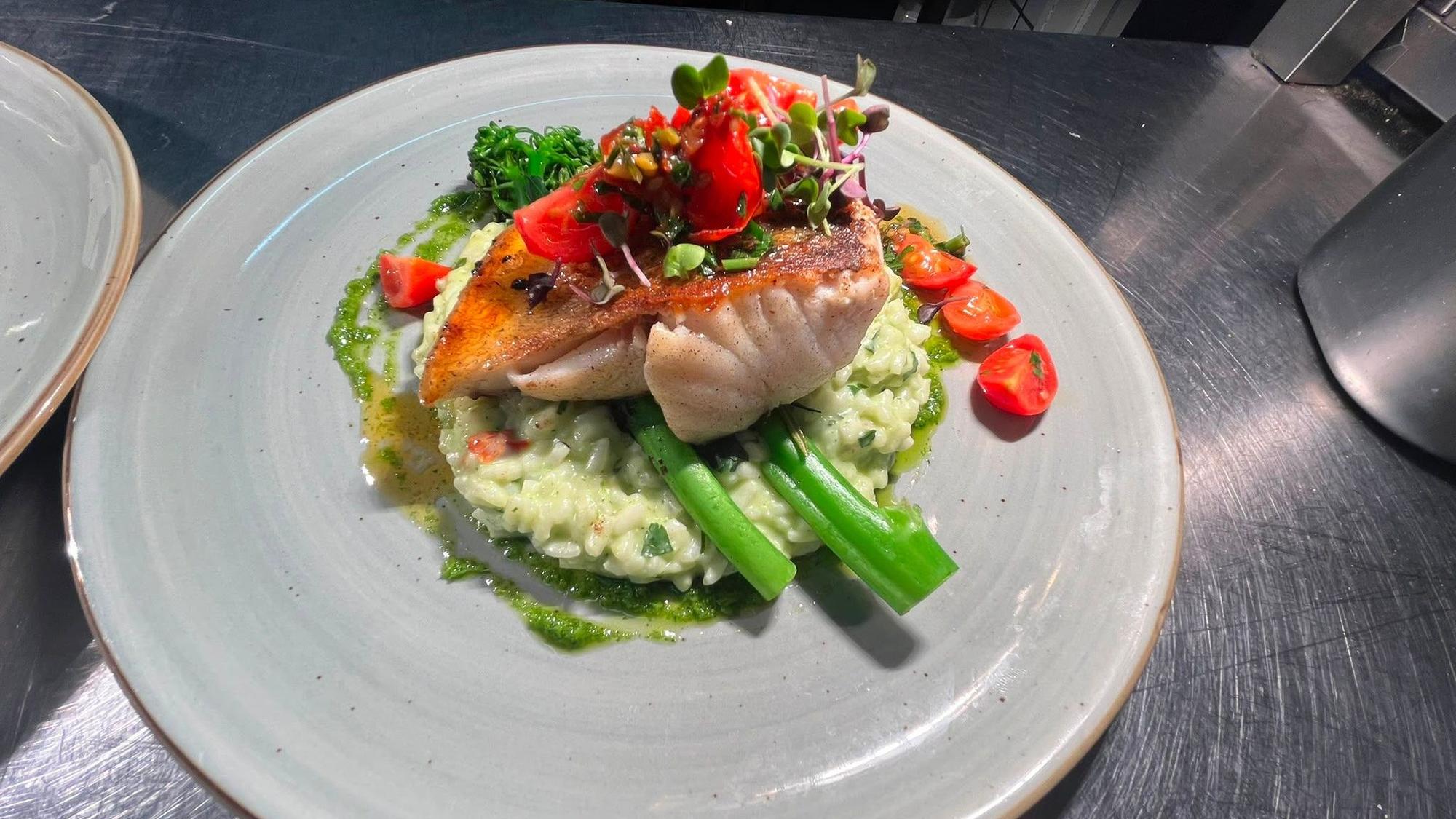 Ein Klassiker: Wilder Zander auf Risotto Verde mit wildem Brokkoli.