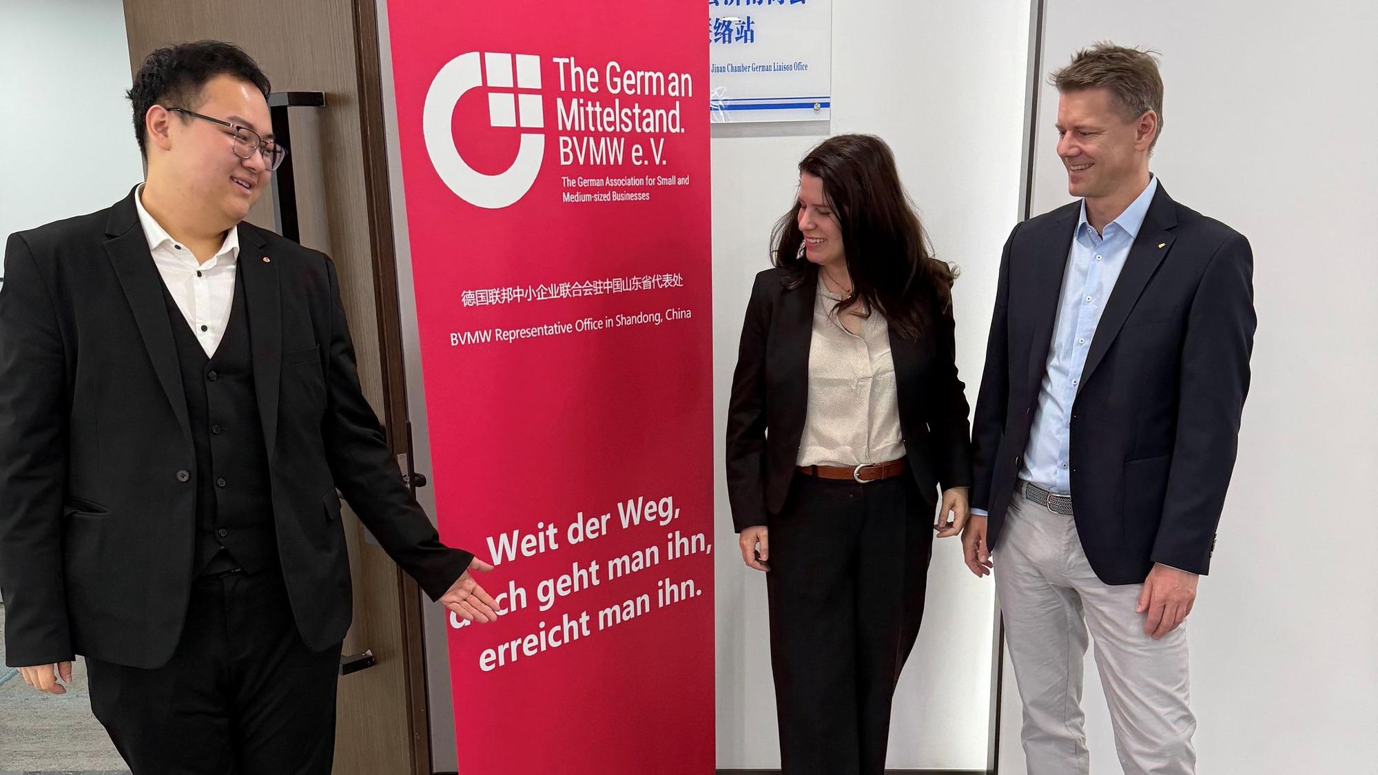 Das Foto zeigt Catrin und Maik Heringer mit einem Mitarbeiter des Bundesverbandes Mittelständische Wirtschaft.