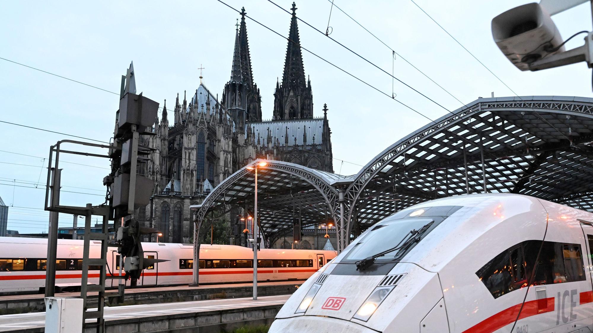 Ein Zug steht im Kölner Hauptbahnhof. (Symbolbild)