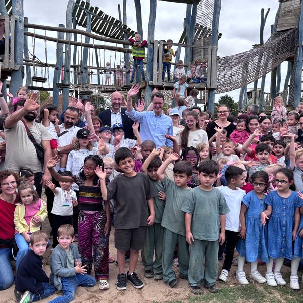 Hendrik Wüst besicht als Patenonkel von Mehrlingskindern das NRW-Familienfest im im Bubenheimer Spieleland.
