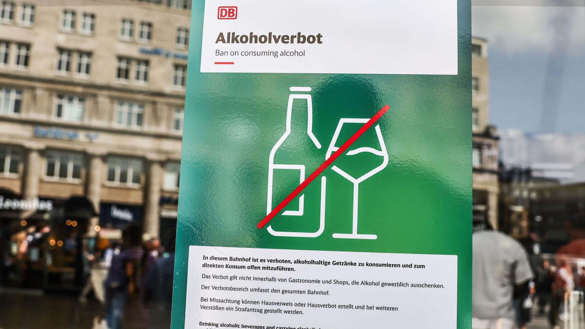 Ein Hinweisschild macht auf das Alkoholverbot im Kölner Hauptbahnhof aufmerksam. (Archivbild)