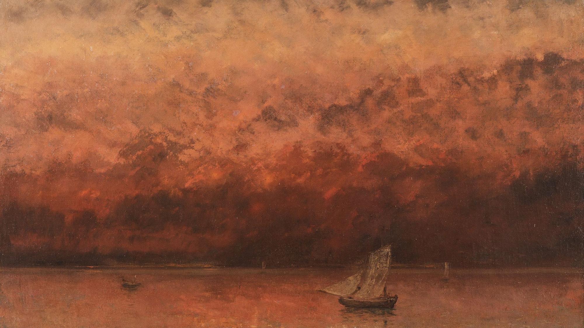 Ein Schiff fährt bei Sonnenuntergang auf einem See.