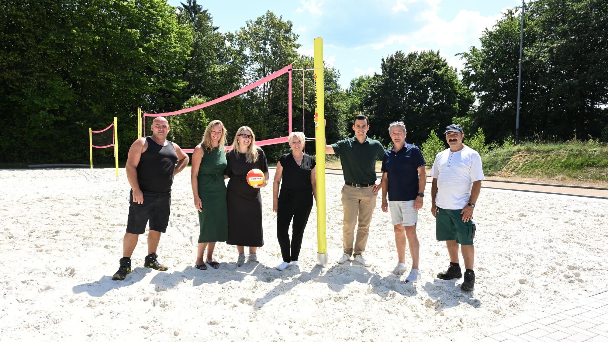 Das Foto zeigt die Eröffnung der neuen Sportanlage in Katterbach