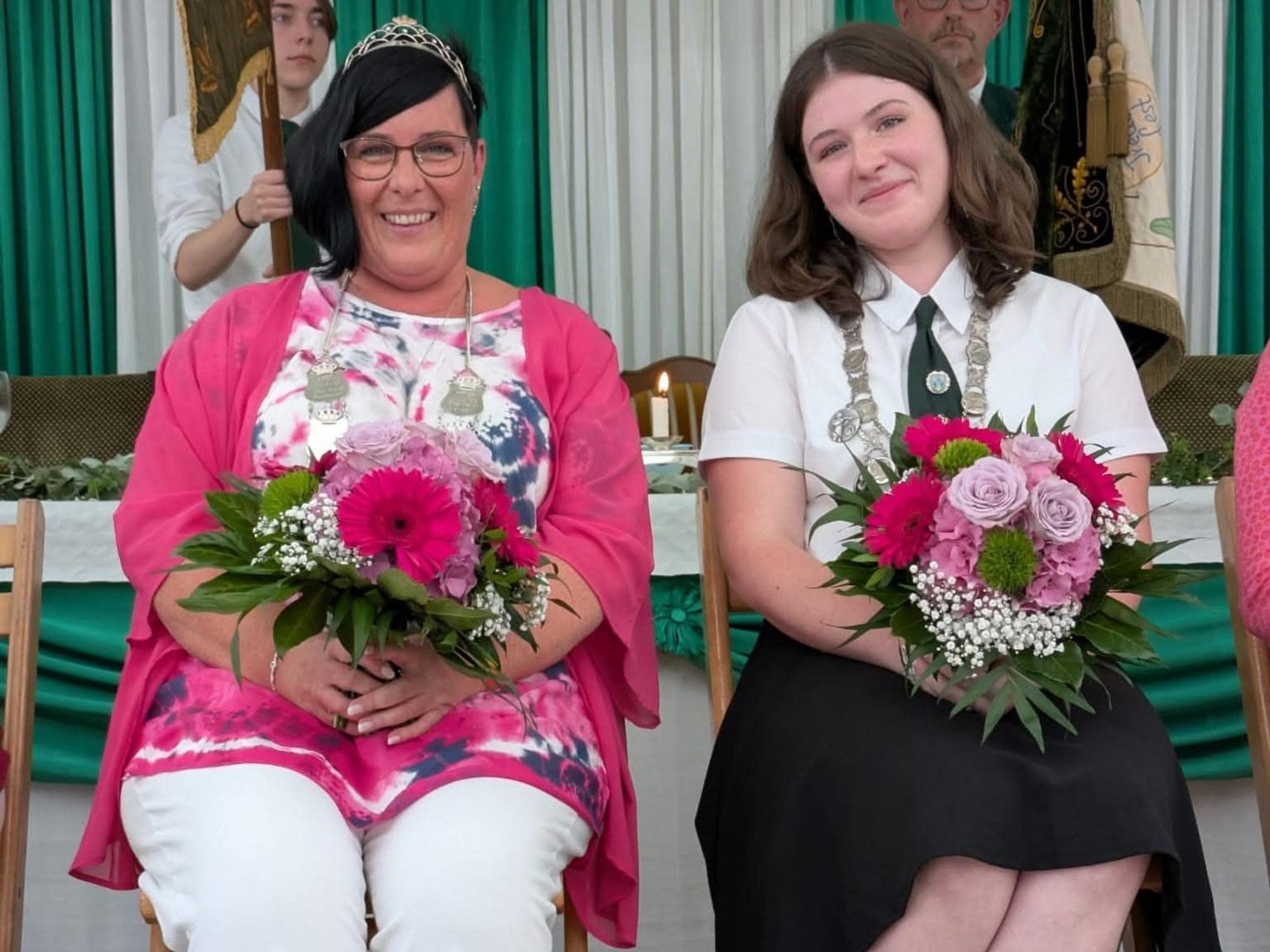 Kaiserin Anja Karsch mit ihrer Tochter und Prinzessin Hanna Karsch