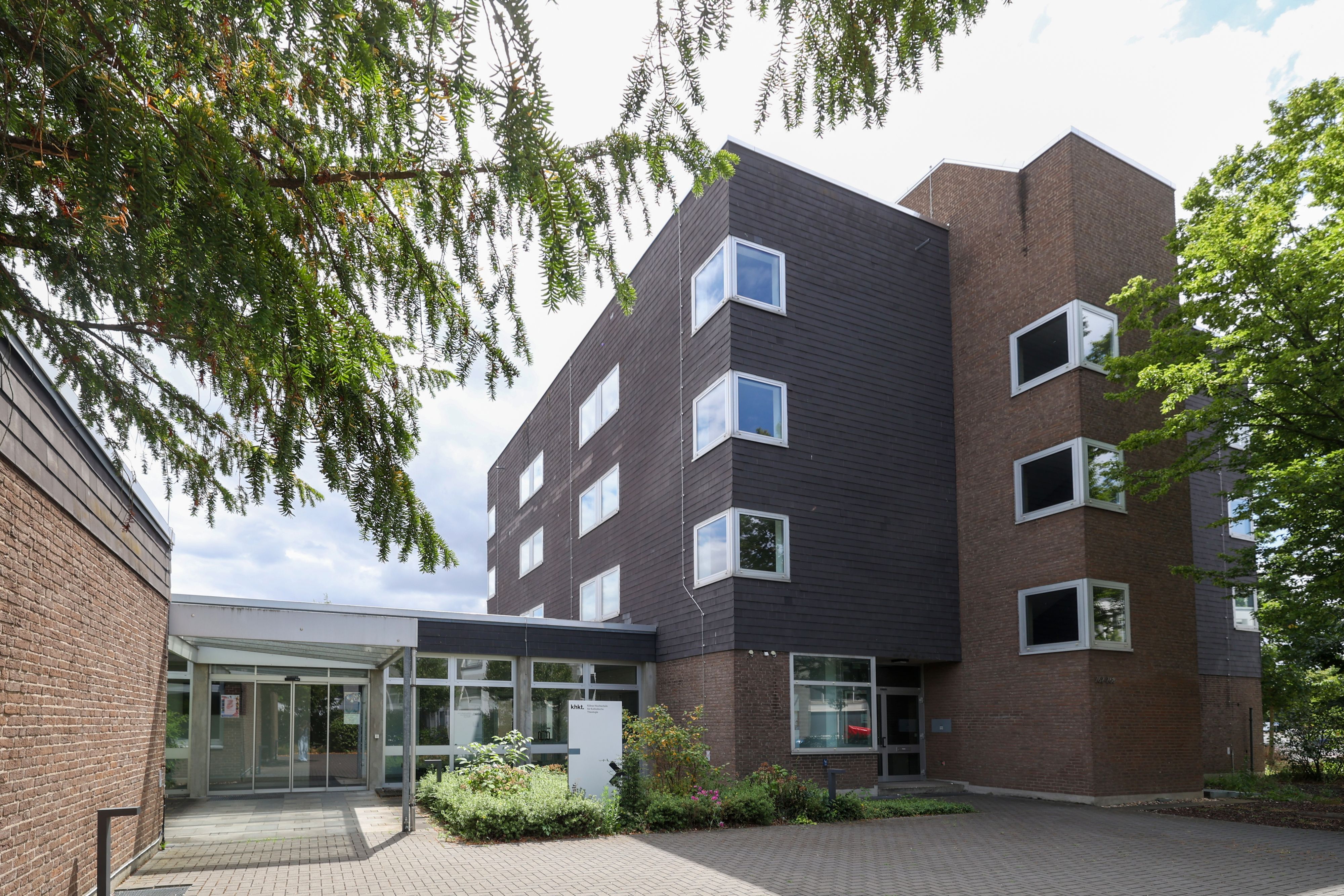 19.07.2026: Köln: Die Kölner Hochschule für Katholische Theologie (KHKT)  an der Gleueler Straße 262-268. Foto: Martina Goyert