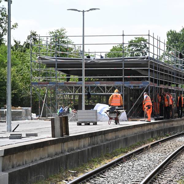 Bauarbeiter auf einem Bahnsteig