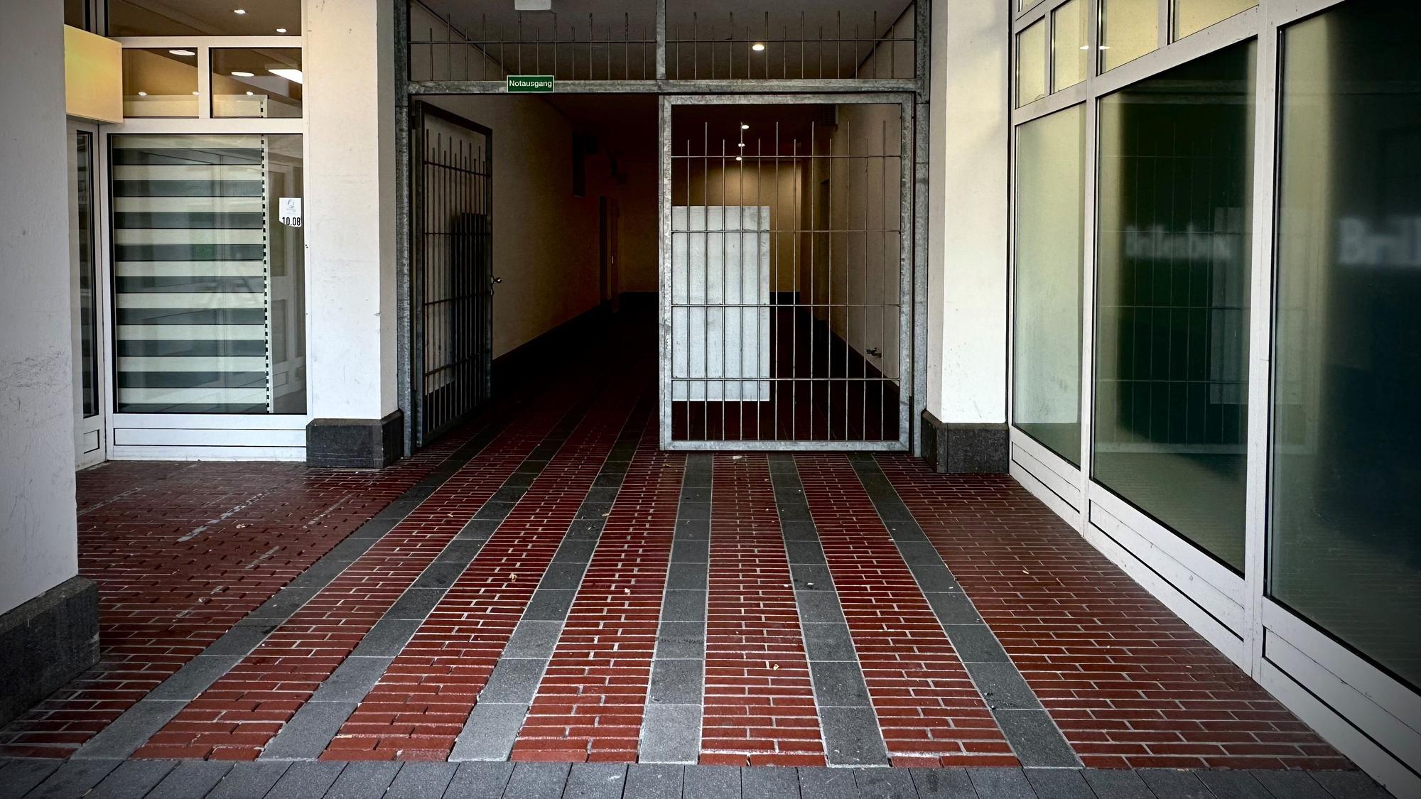 Zu sehen ist der Nebeneingang des Rathauses in Liblar.