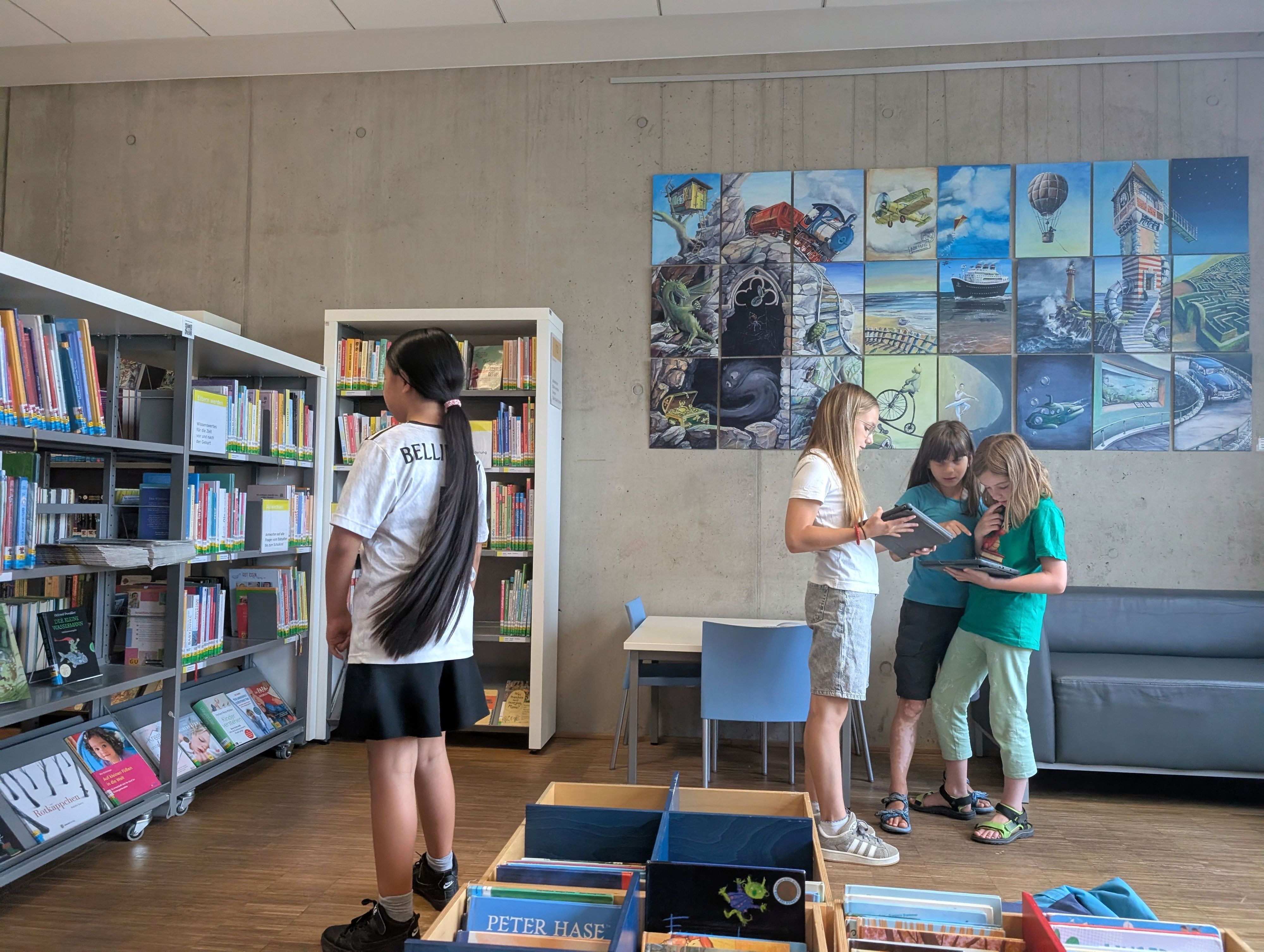 Das Bild zeigt einen Blick in die Stadtbibliothek Euskirchen. Kinder schauen in ein Buch.