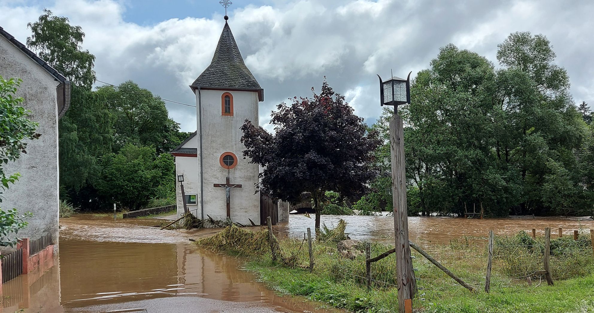Von der Kyll eingeschlossen ist die Brigidakapelle in Kronenburgerhütte beim Hochwasser am 15. Juli 2021.