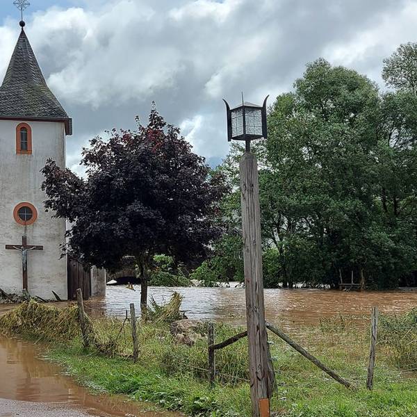 Von der Kyll eingeschlossen ist die Brigidakapelle in Kronenburgerhütte beim Hochwasser am 15. Juli 2021.