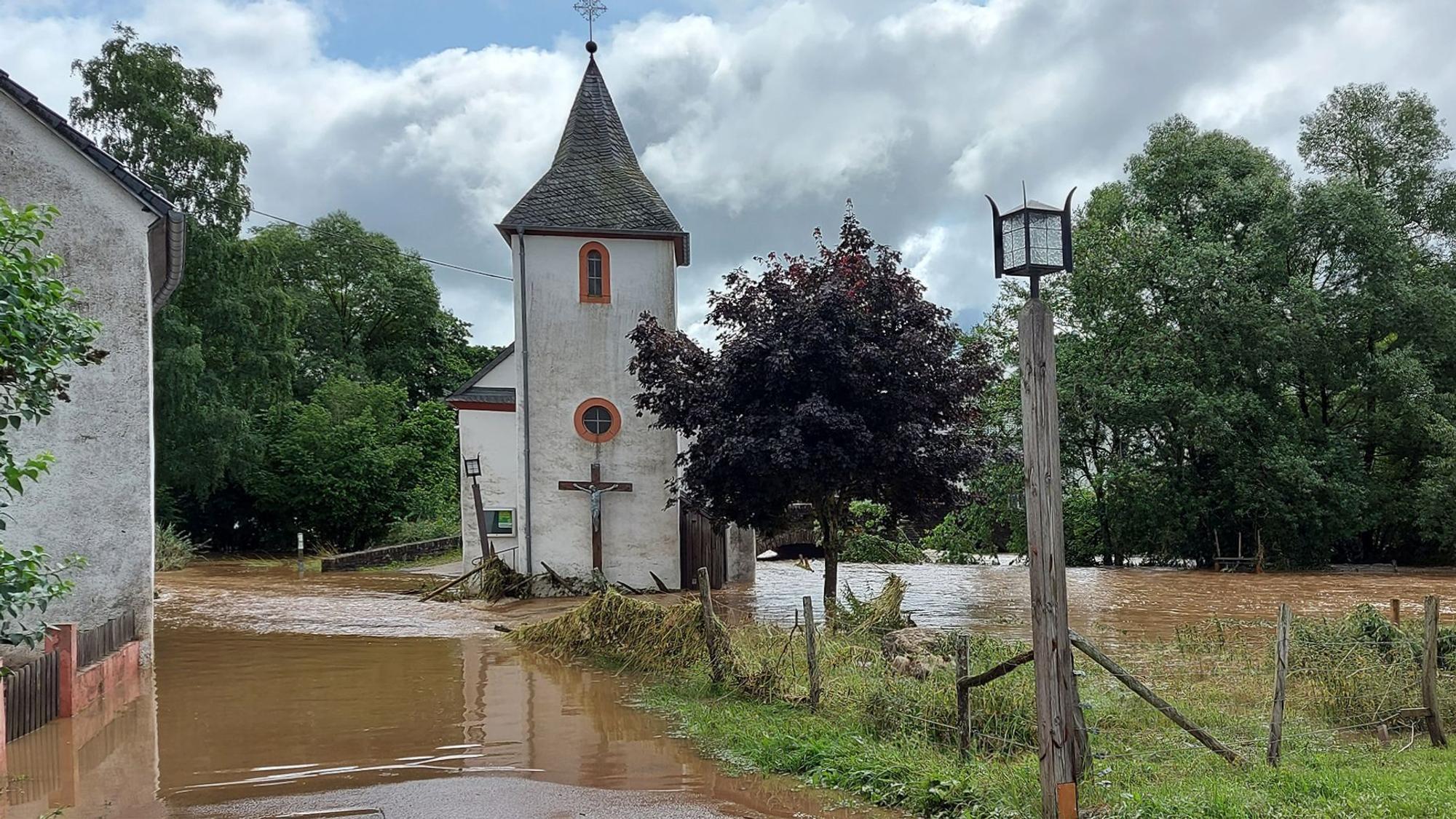 Von der Kyll eingeschlossen ist die Brigidakapelle in Kronenburgerhütte beim Hochwasser am 15. Juli 2021.