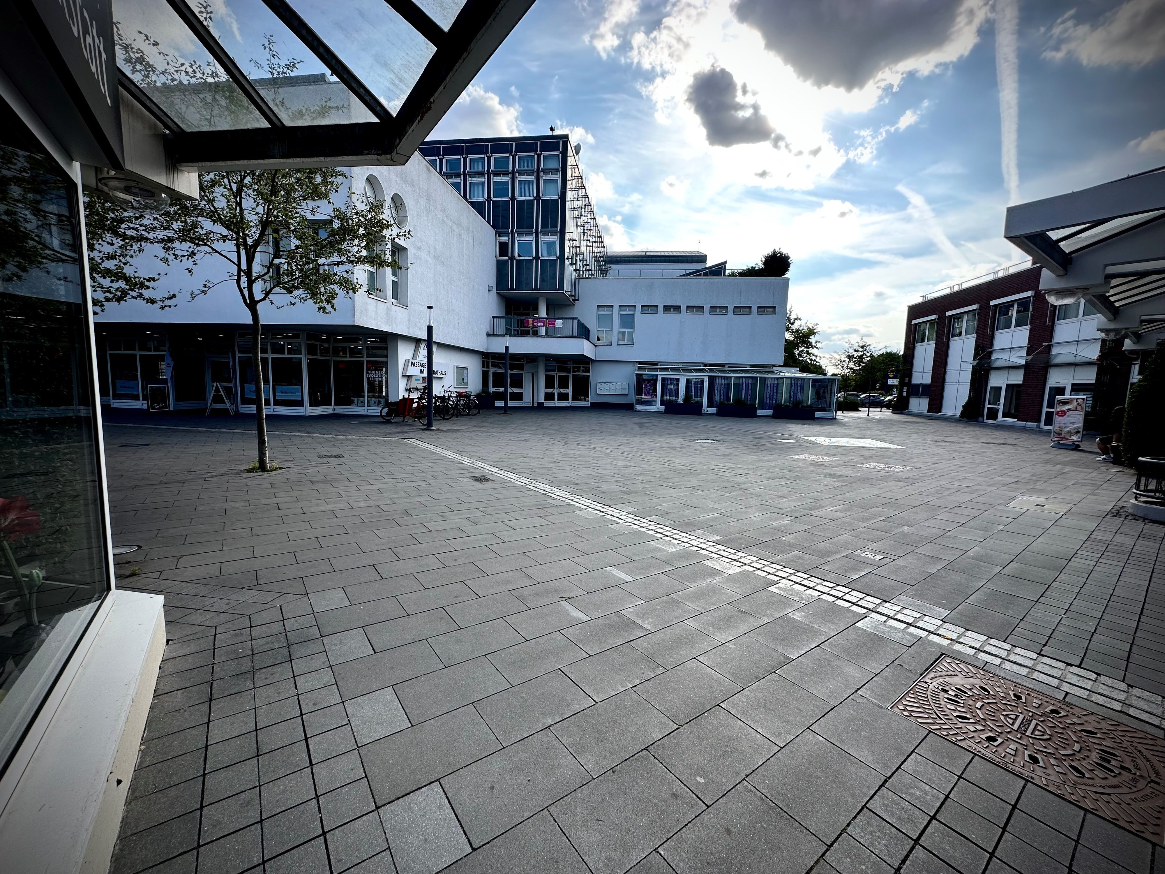 Zu sehen ist ein Platz, rund herum stehen Gebäude.