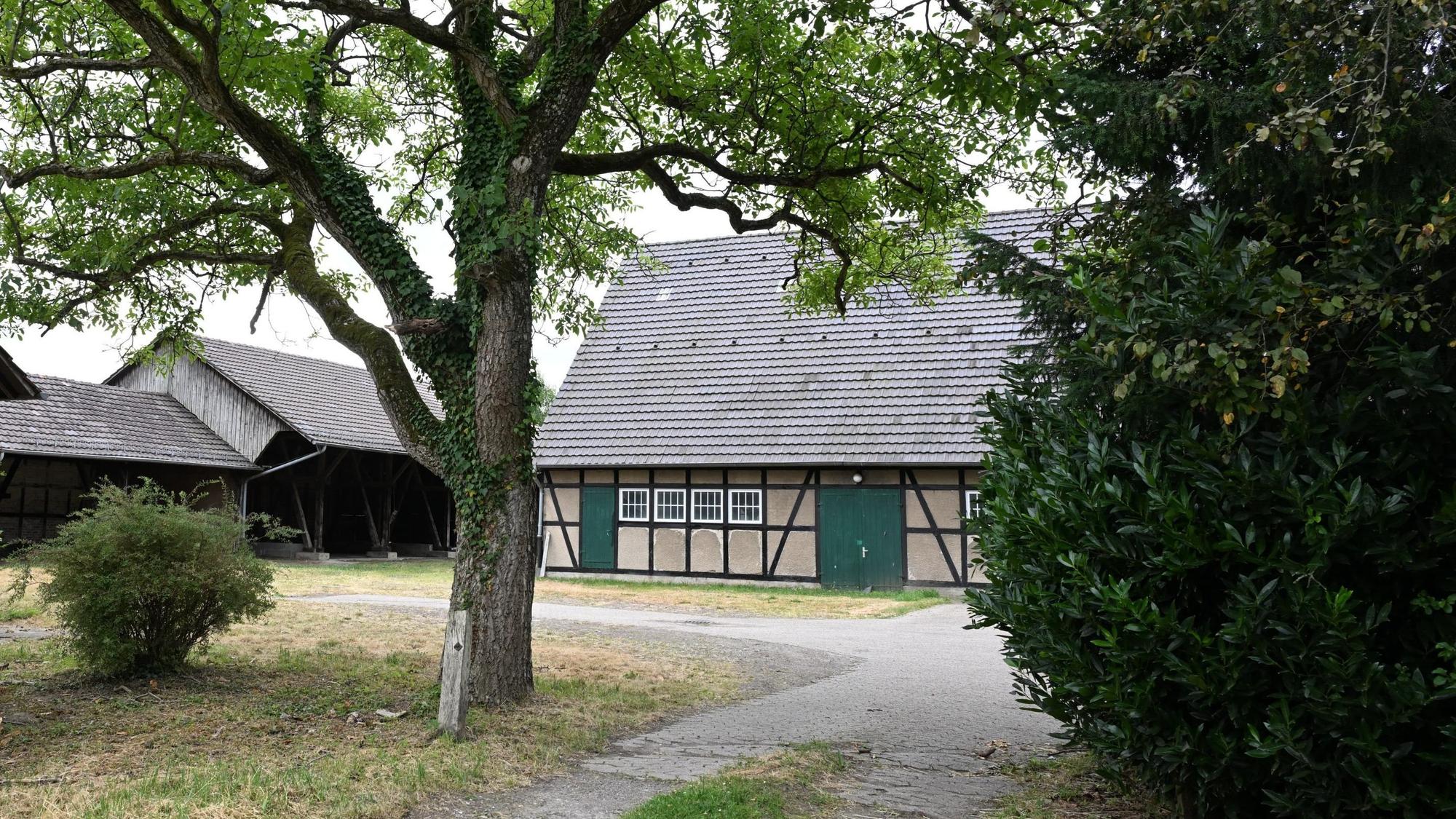 Mehrere alte Häuser stehen auf dem Grundstück von Gut Plätzchen.
