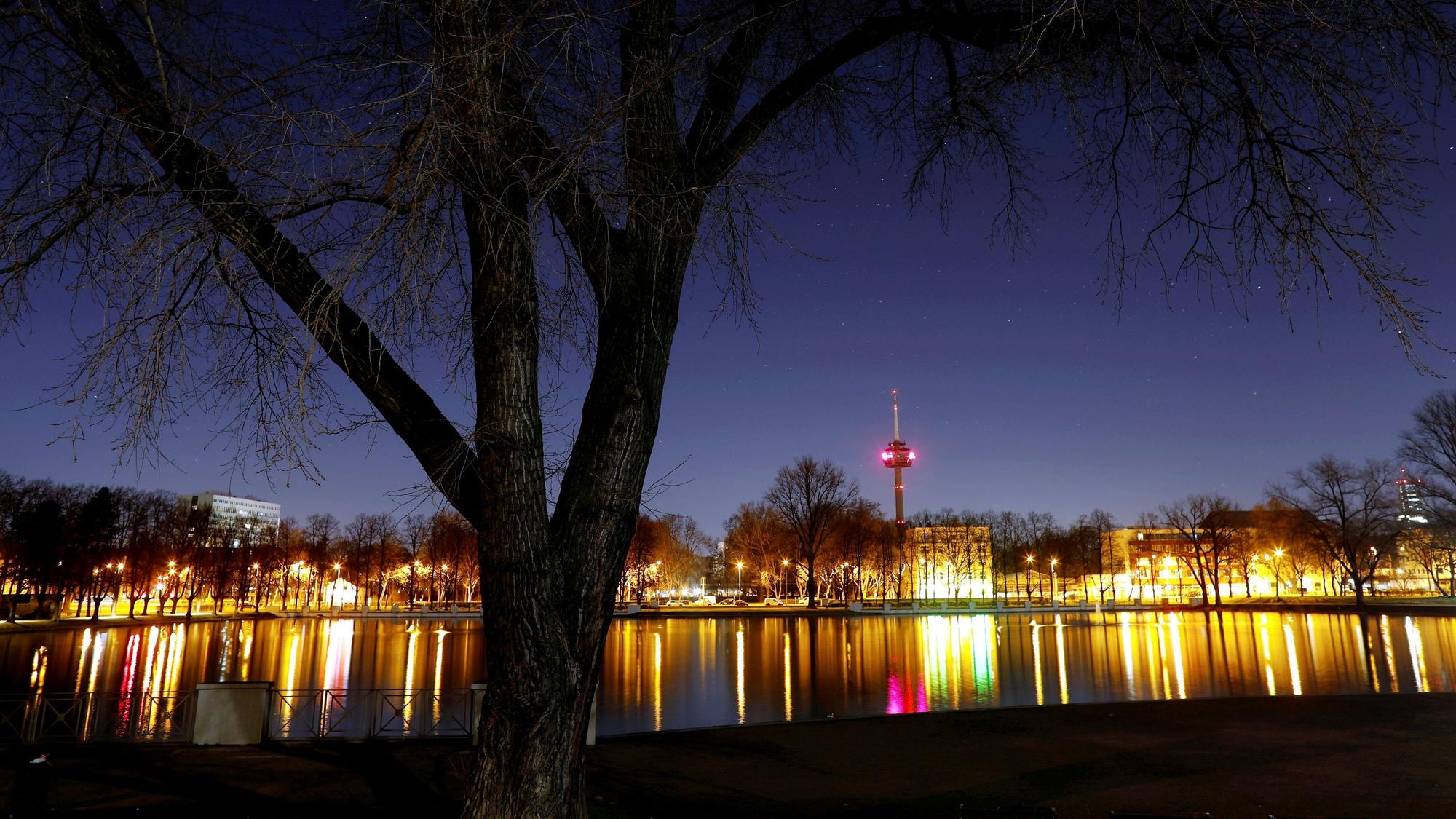 Viele Wege im Hiroshima-Nagasaki-Park am Aachener Weiher liegen nachts im Dunkeln.