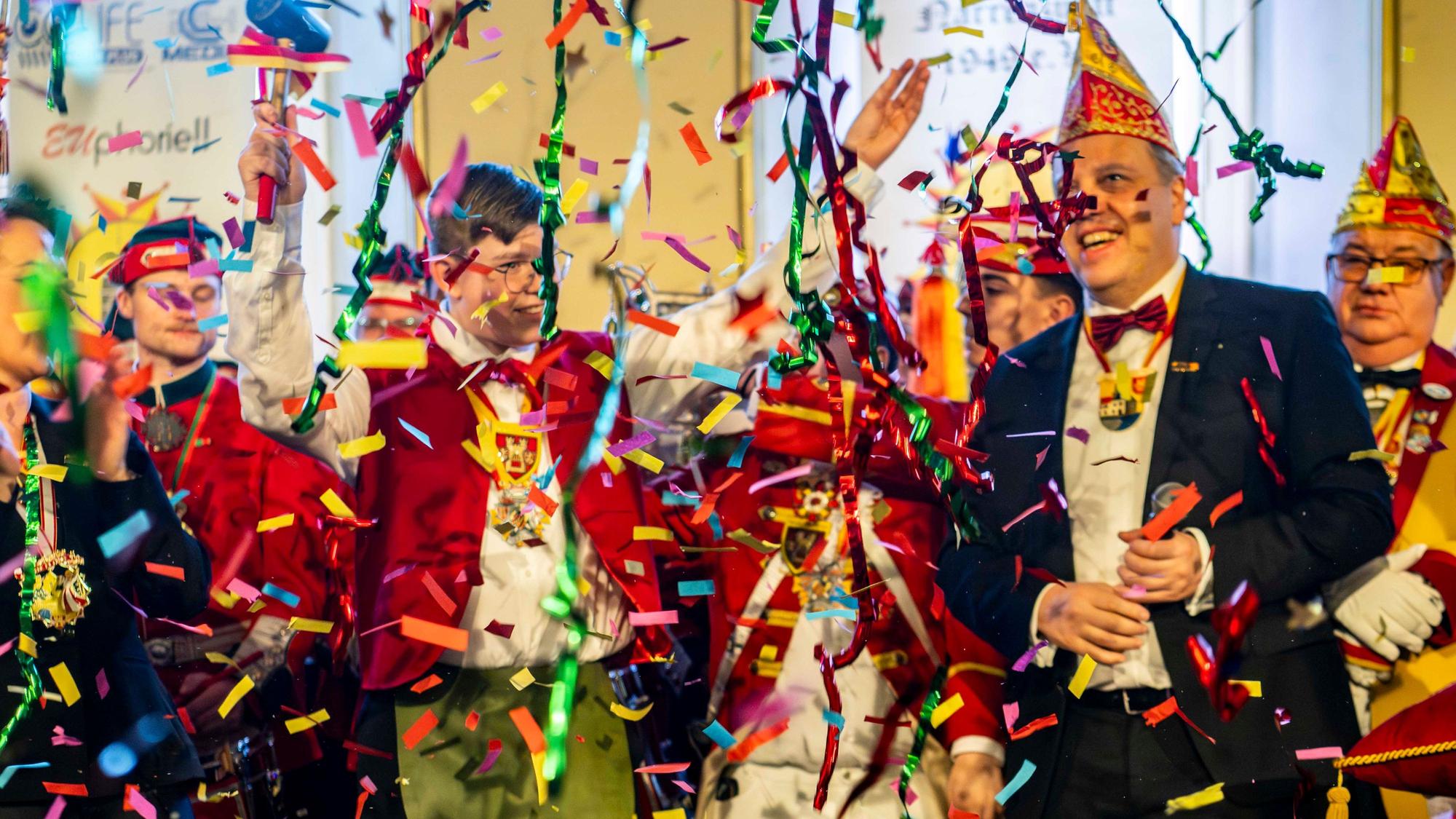 Das Bild zeigt den Moment der Proklamation des Küfers.